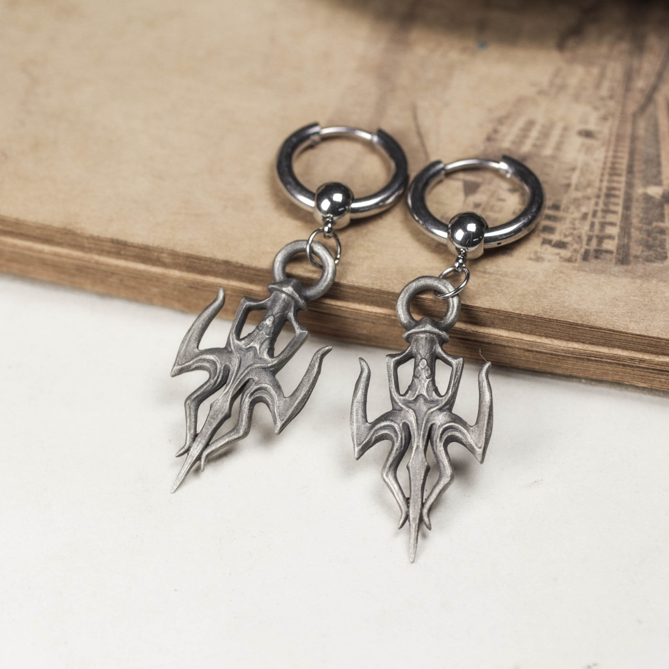 トライデントイヤリング - ダークファンタジーのディテールが施された925シルバーのゴシック槍型ドロップイヤリング