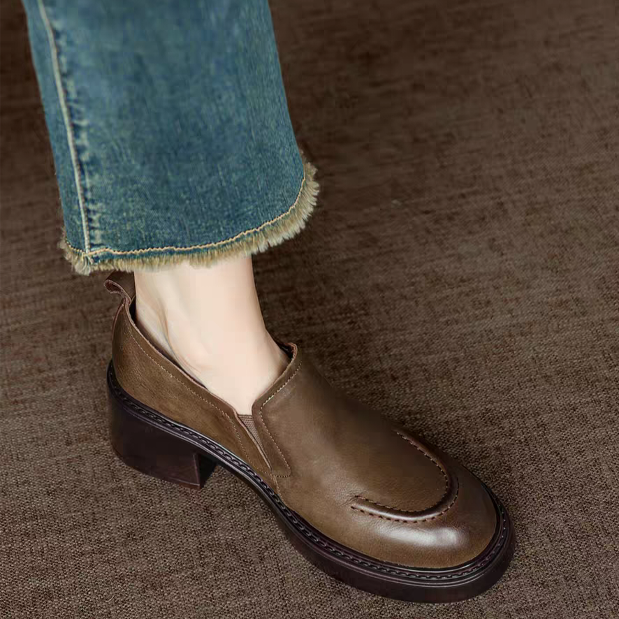 美しい艶感のある上質なレザーを使用したプレーントゥのシューズ。スリッポン 疲れない 履きやすい 脱ぎやすい 柔らかい