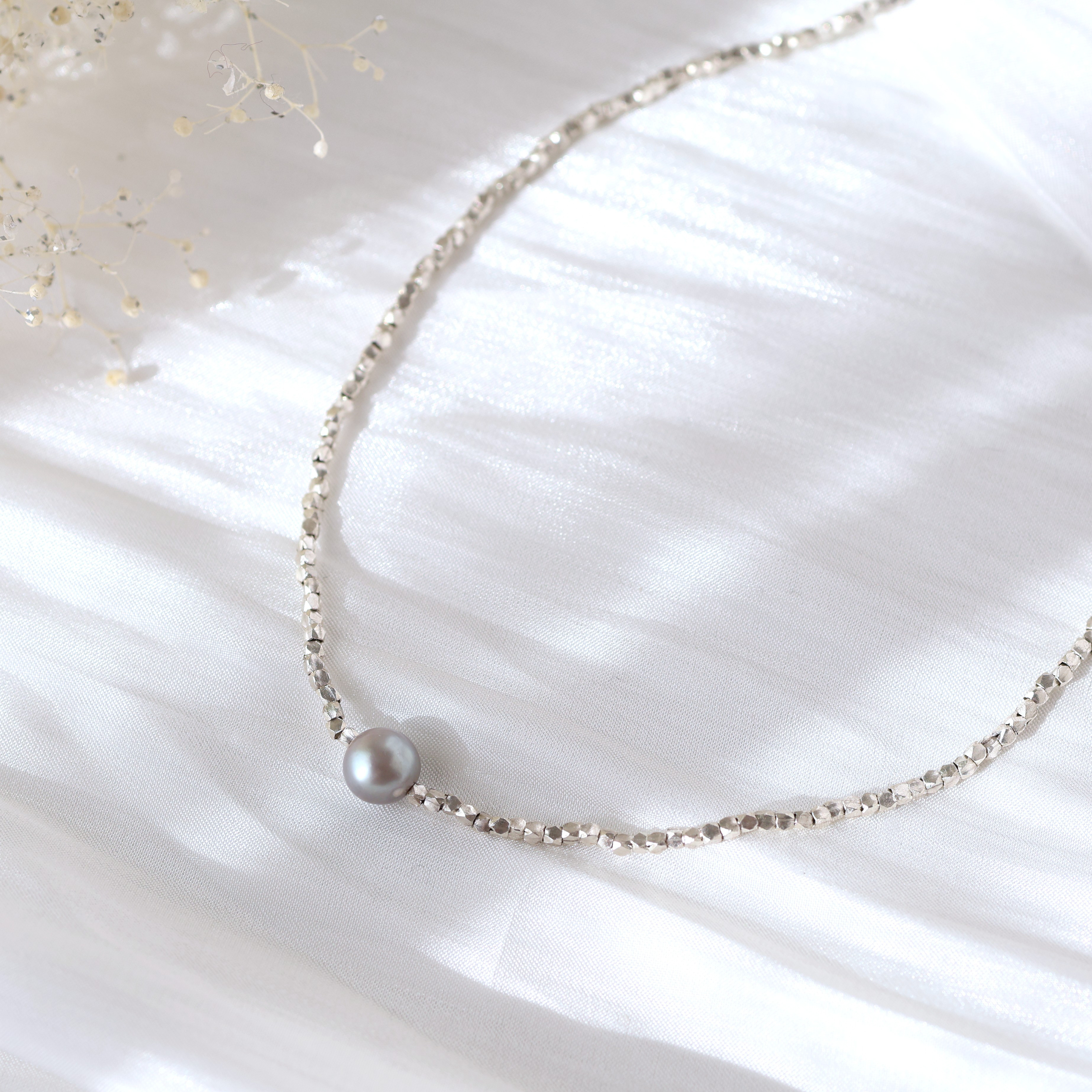 カレンシルバーとグレーパールのネックレス　カレンシルバー　グレー　パール　シンプル　上品