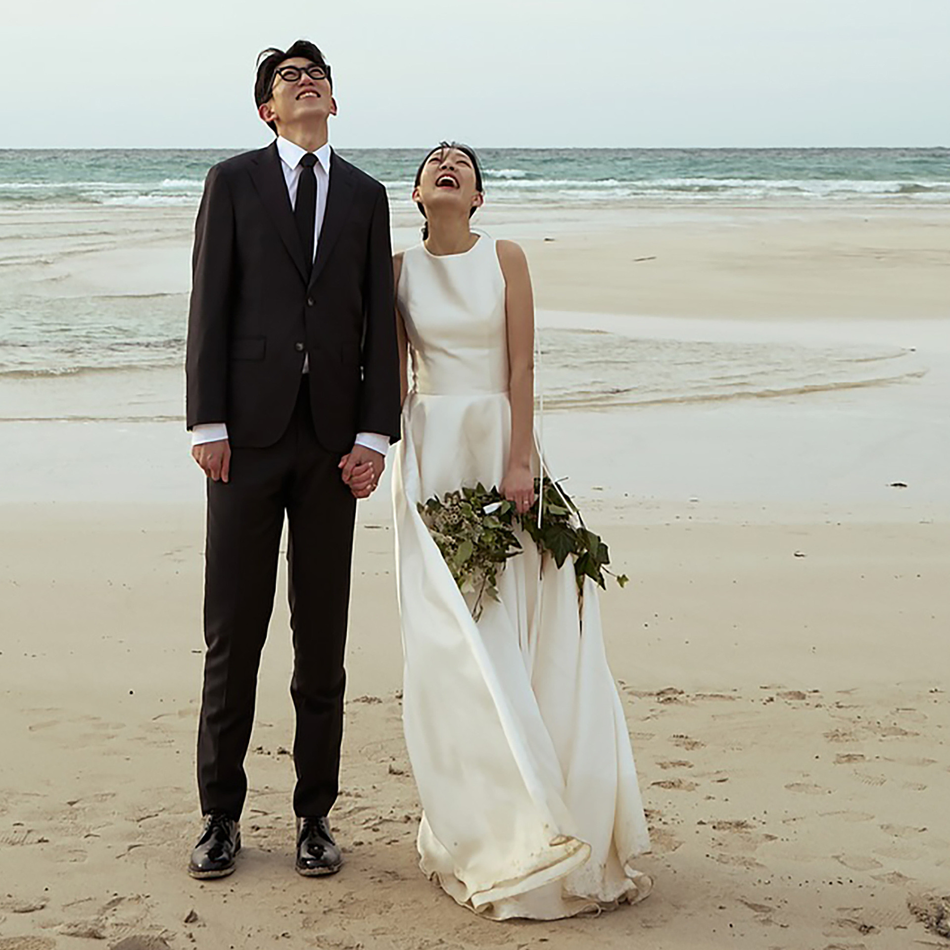 高級感 白 サテン ノースリーブ ウェディングドレス シンプル 韓国風 花嫁 披露宴 演奏会 前撮り HL1158