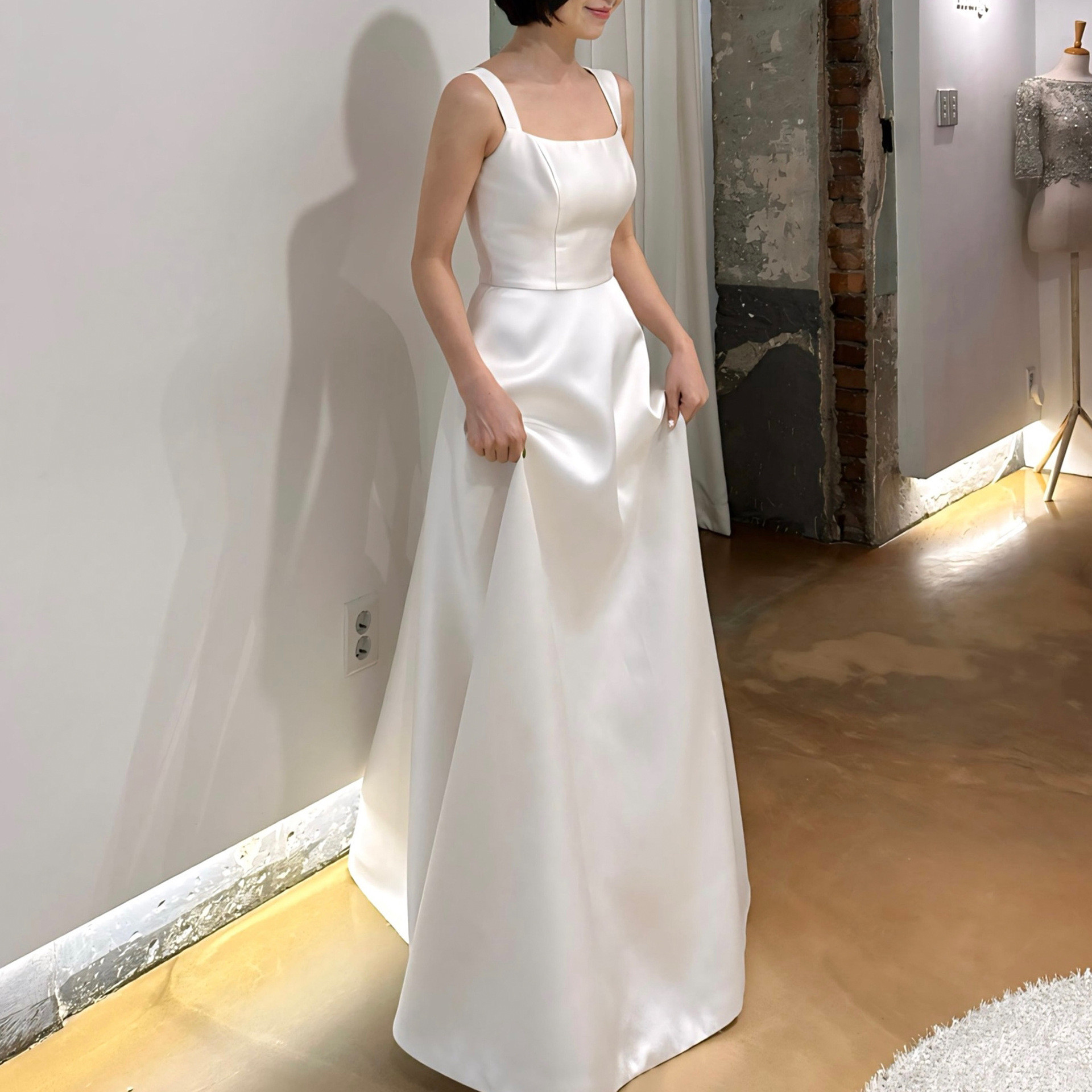 高級感 白 サテン ノースリーブ ウェディングドレス シンプル 韓国風 花嫁 披露宴 演奏会 前撮り HL1160