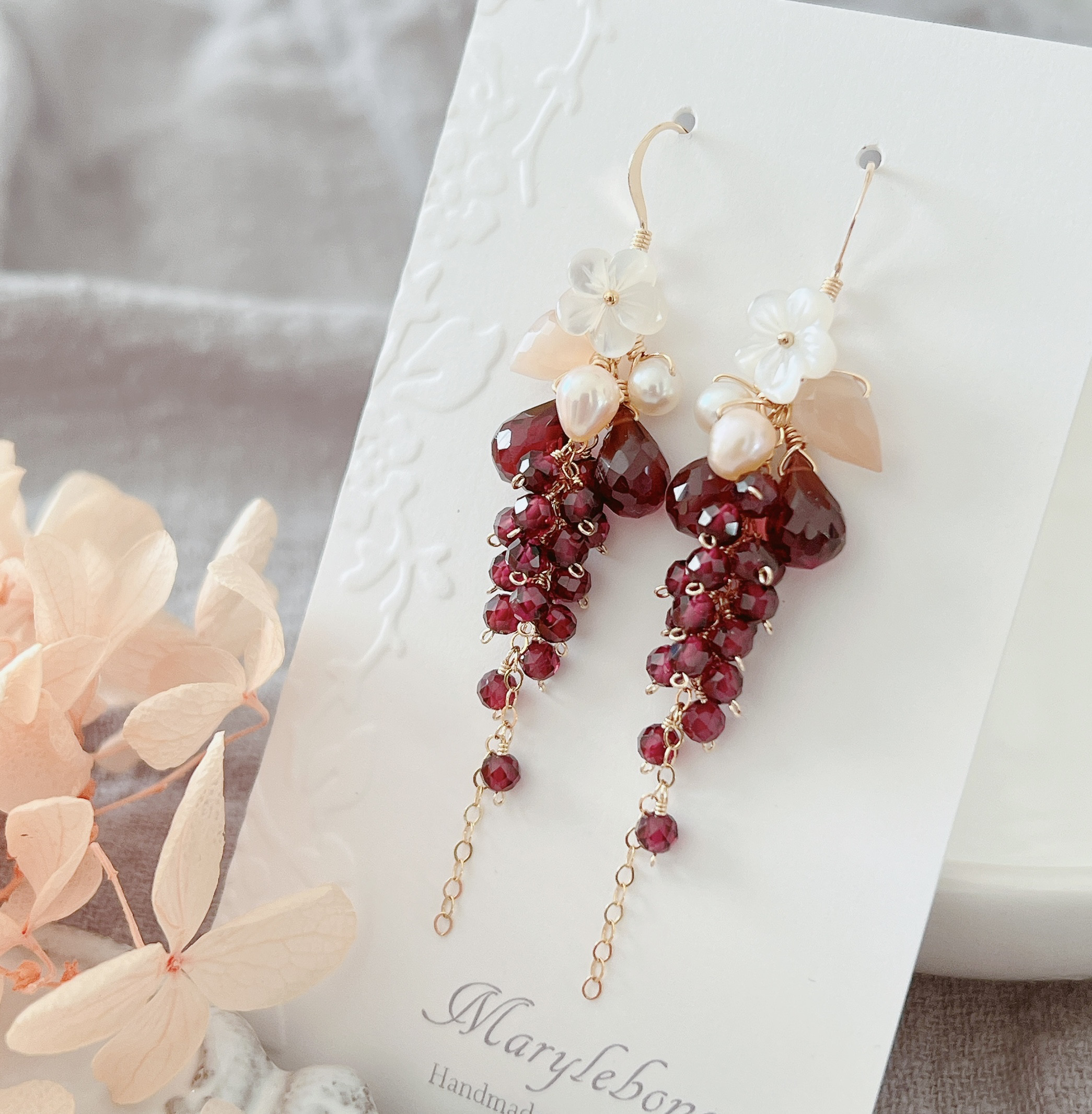 1月の誕生石✨【14kgf】ガーネットとお花＊シャワーピアス