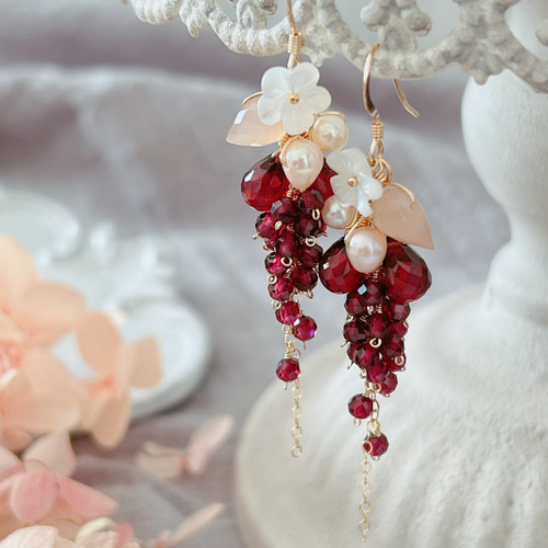 1月の誕生石✨【14kgf】ガーネットとお花＊シャワーピアス ピアス