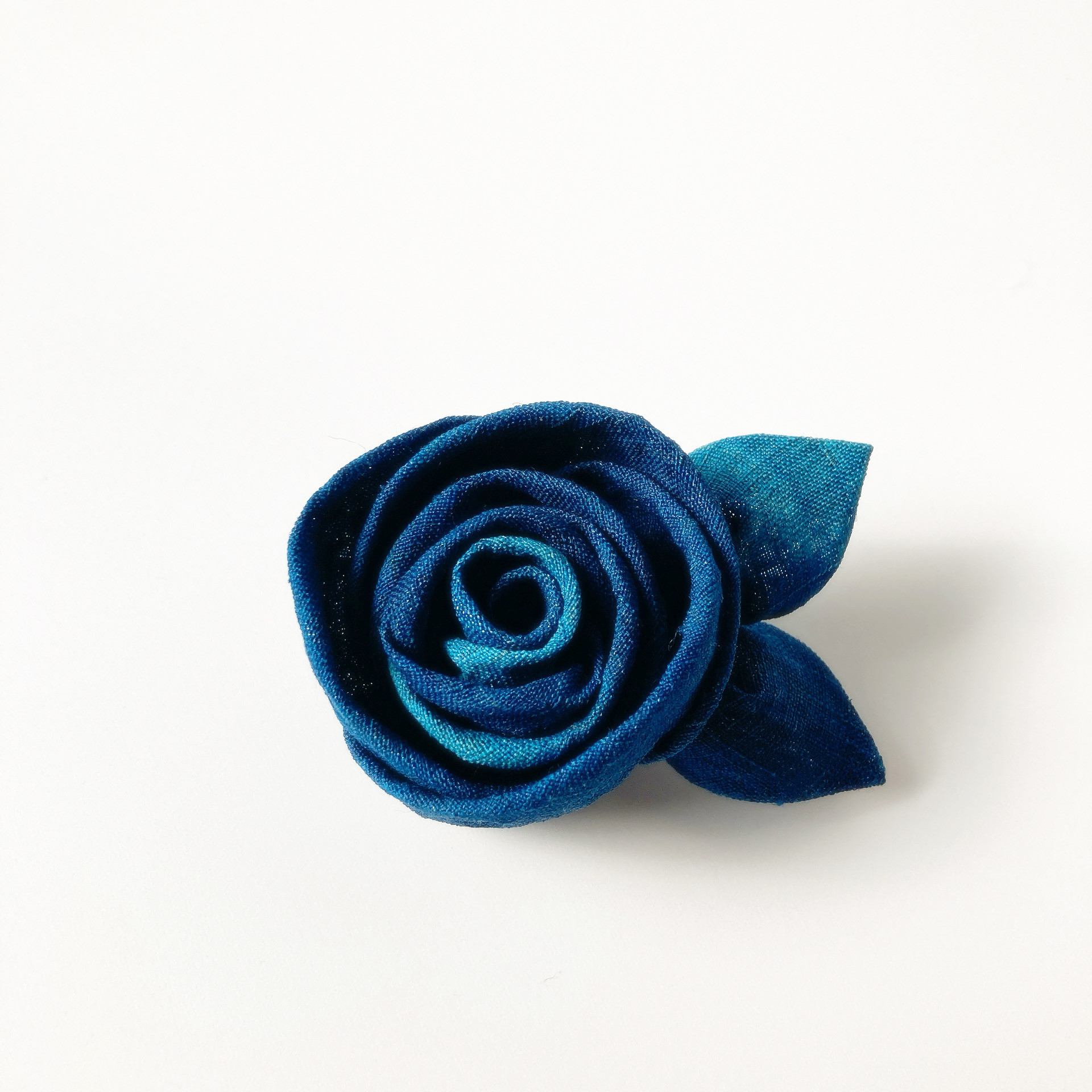 藍染めのバラ 　コサージュブローチ
