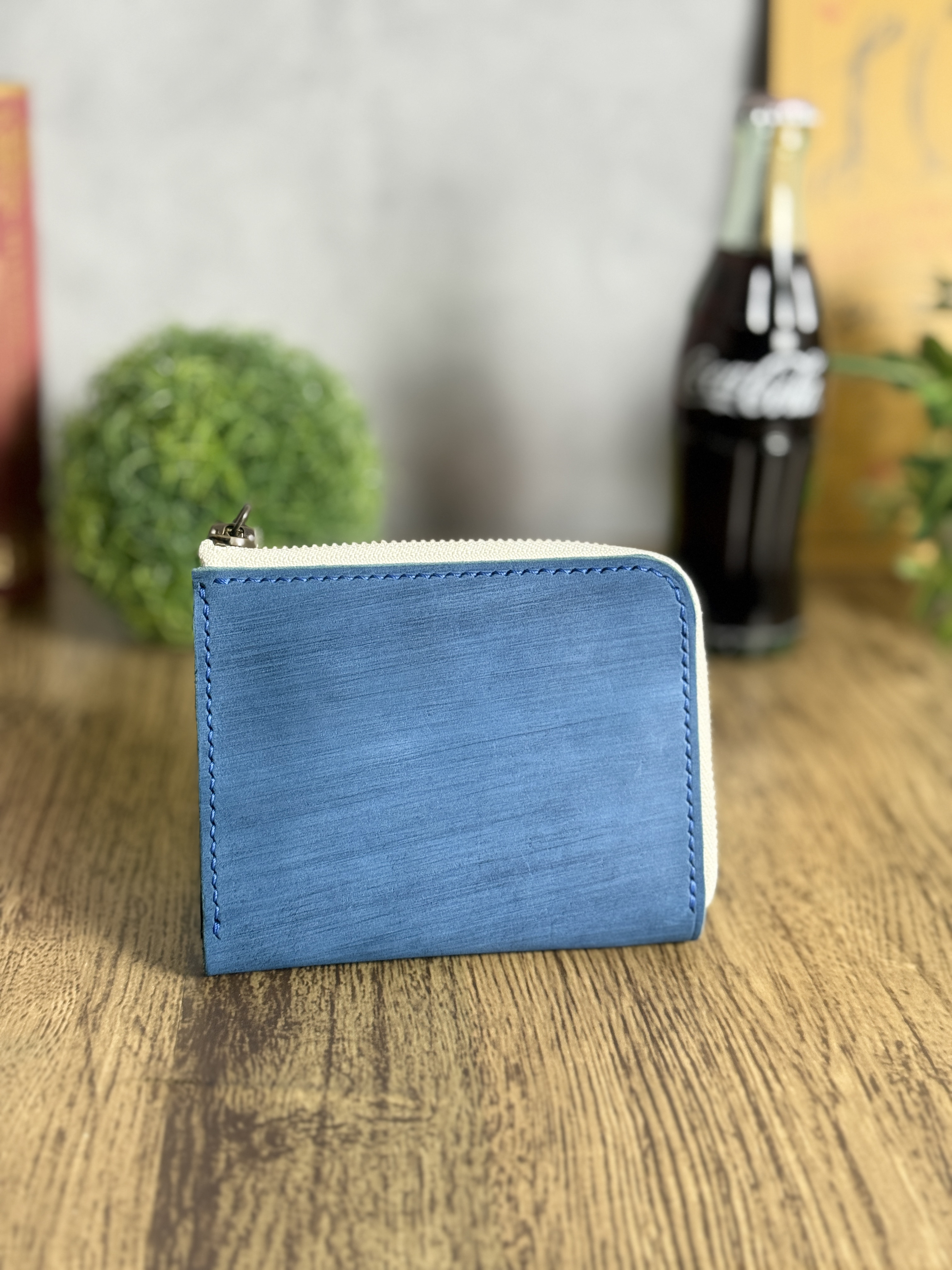 あなた色に染まる経年変化を楽しむ青のL字ファスナーミニウォレット