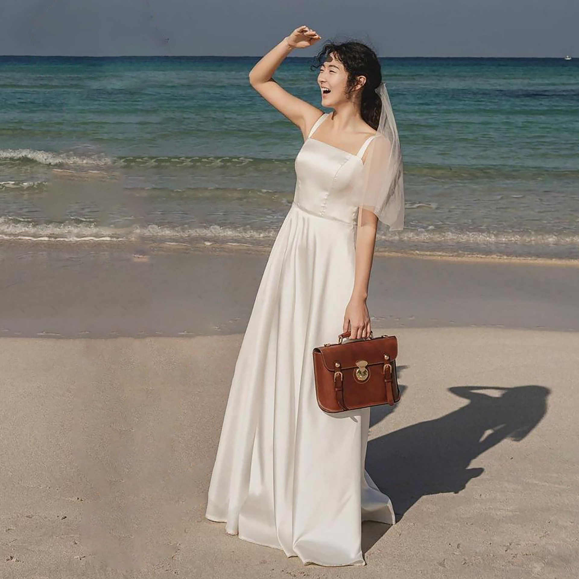 高級感 白 サテン ノースリーブ ウェディングドレス シンプル 韓国風 花嫁 披露宴 演奏会 前撮り HL1161