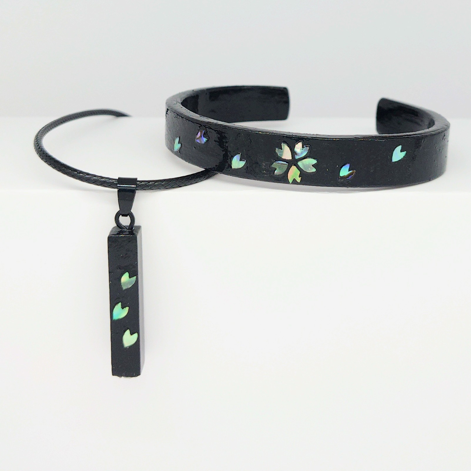 幸先の良い物事のはじまりを意味する 桜 螺鈿 バングル ネックレス セット 黒 縁起物 プチギフト カジュアル 普段使い