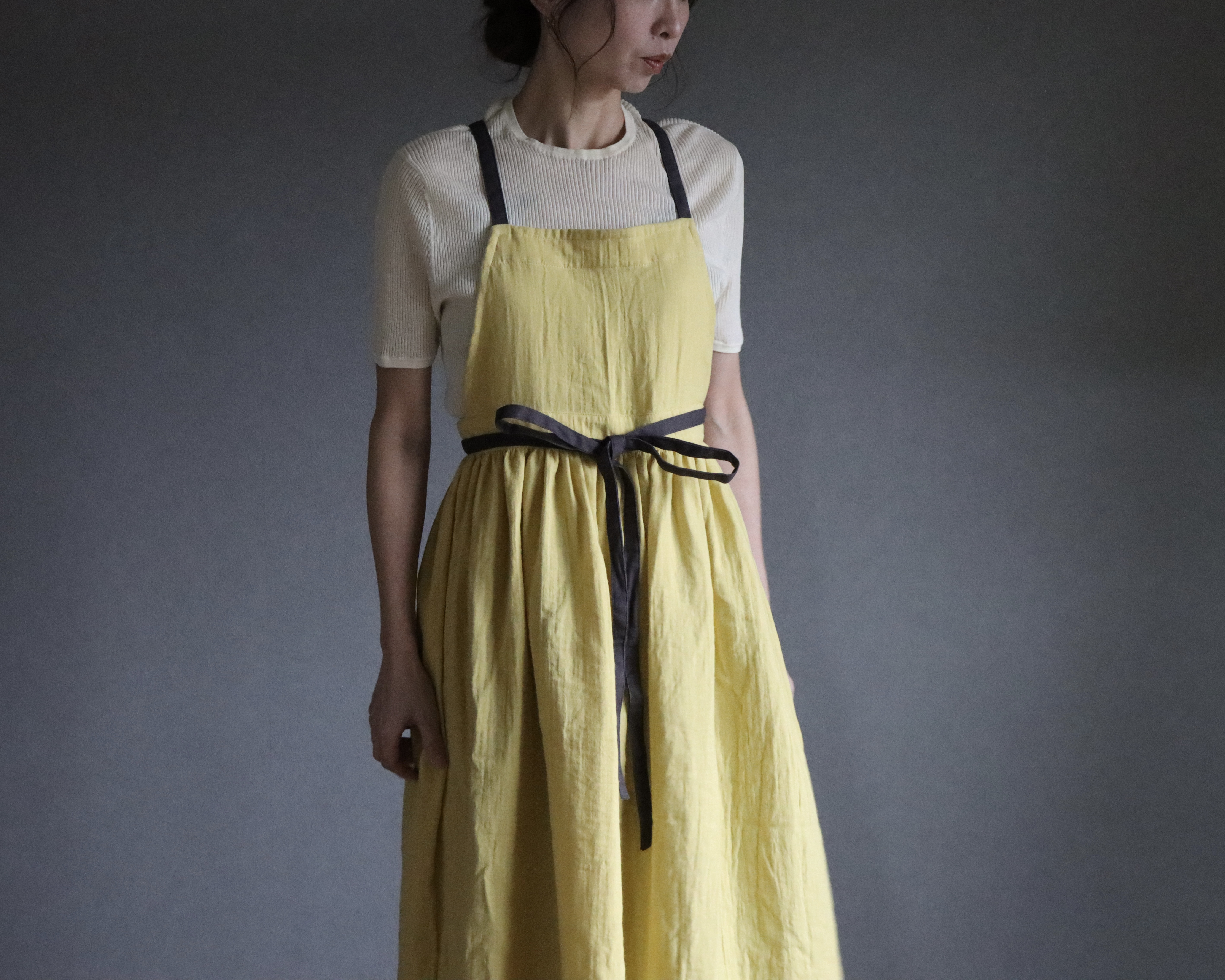 ふっくら厚さ2倍のとろみダブルガーゼとコットンリネンのリボンのギャザーたっぷりバイカラーエプロン／カナリーイエロー