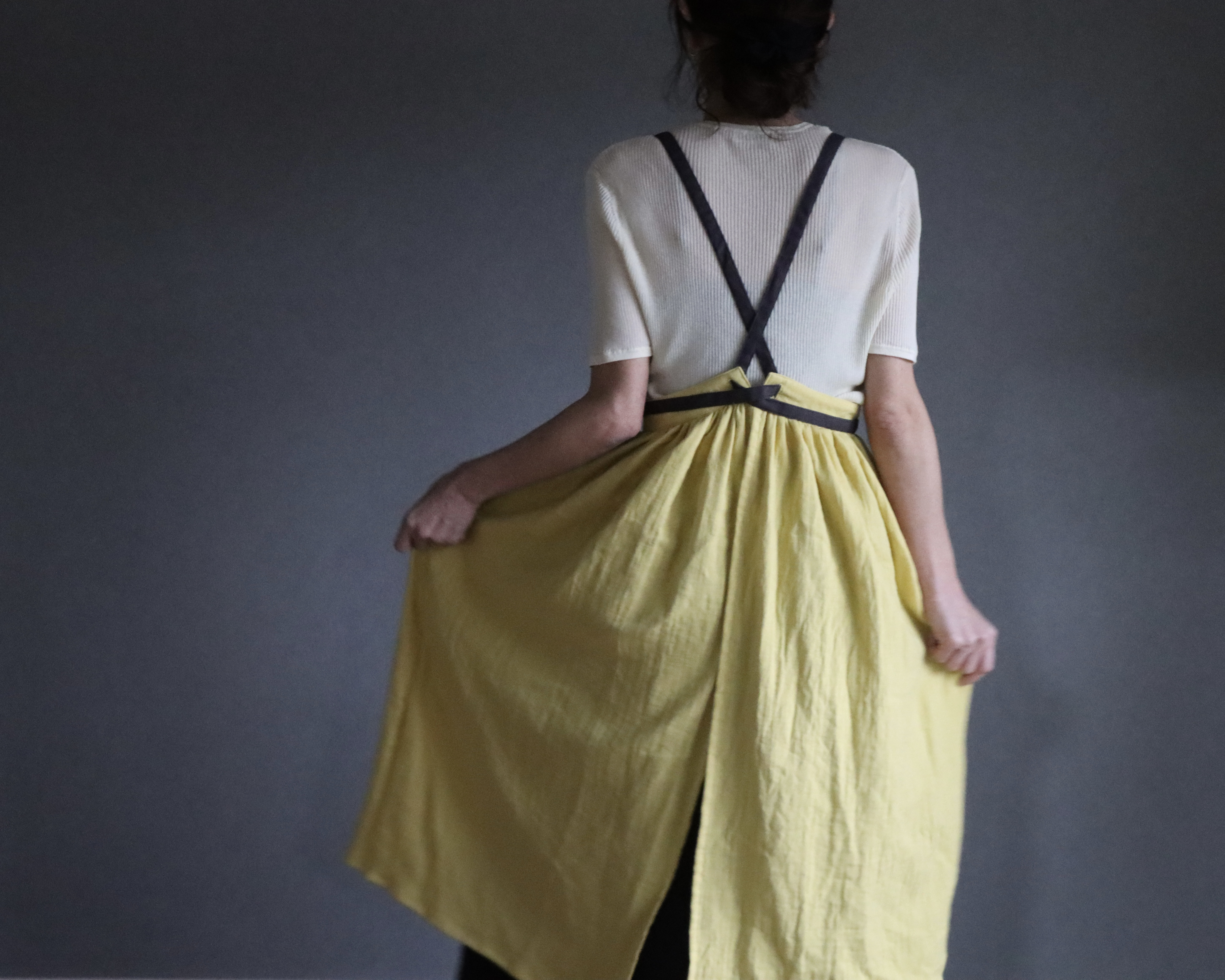 ふっくら厚さ2倍のとろみダブルガーゼとコットンリネンのリボンのギャザーたっぷりバイカラーエプロン／カナリーイエロー