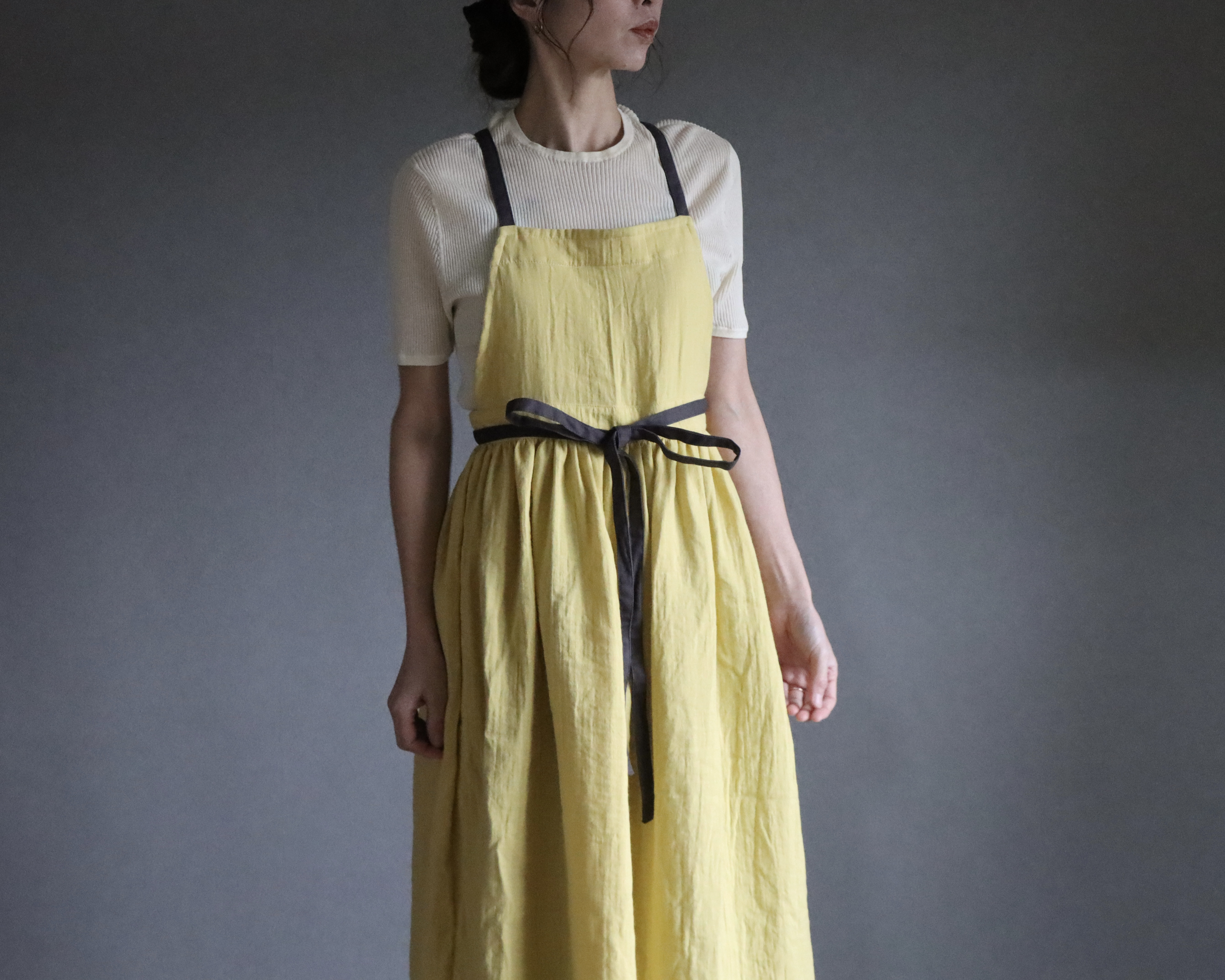 ふっくら厚さ2倍のとろみダブルガーゼとコットンリネンのリボンのギャザーたっぷりバイカラーエプロン／カナリーイエロー