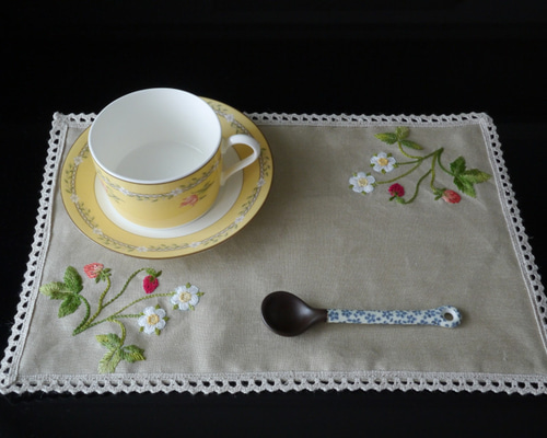 値下げしました!　ランチョンマット 手刺繍 リネン ティーマット 刺繍リネン ランチョンマット4種類 値下げしました! ランチョンマット