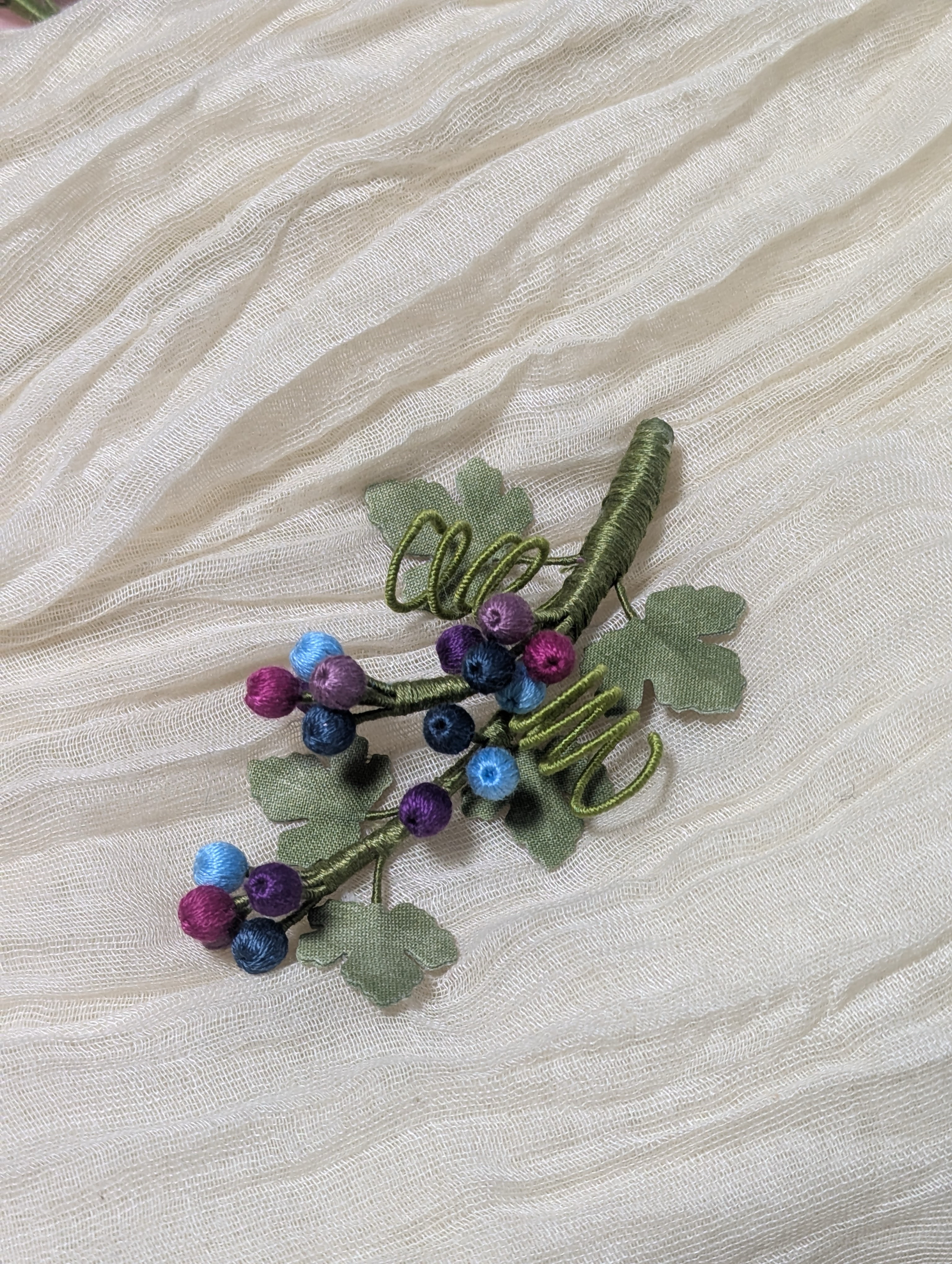 【森の宝石】移ろう色彩、野葡萄の刺繍布花ブローチ