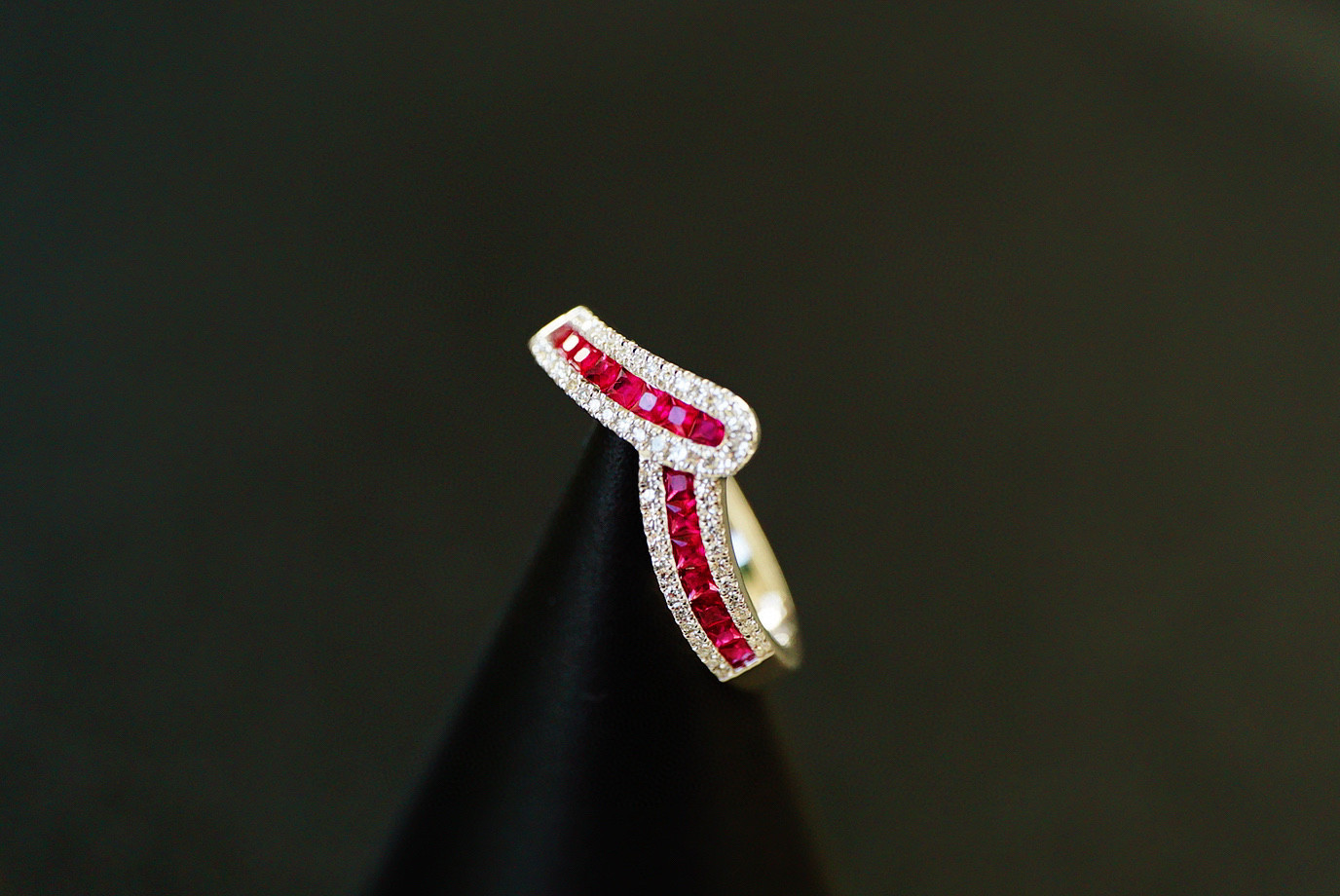 「ハーフエタニティ」細工  K18  天然ルビー　天然ダイヤモンド　リング　純愛　女性　女王