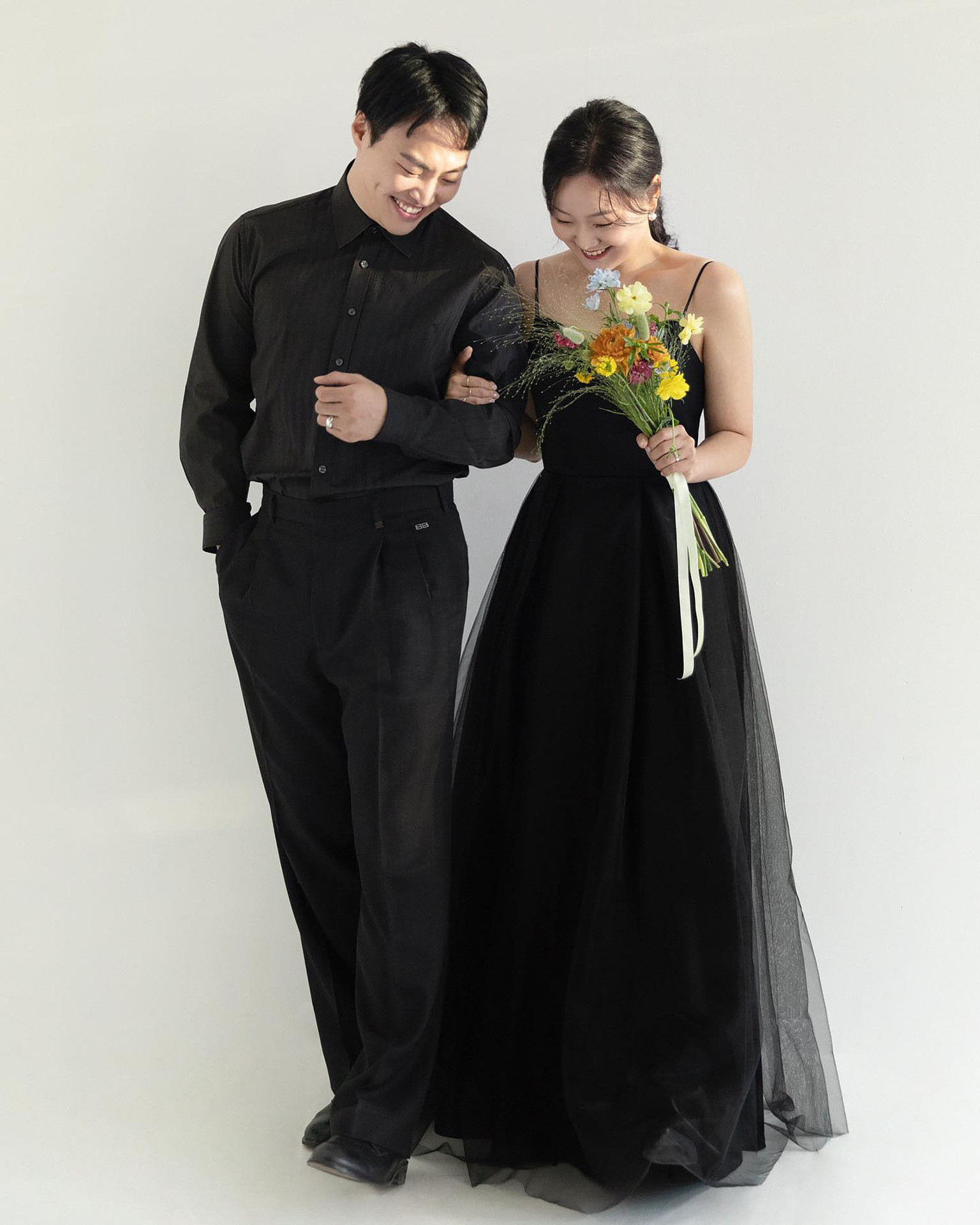 高級感 黒 サテン ノースリーブ ウェディングドレス シンプル 韓国風 花嫁 披露宴 前撮り HL1164