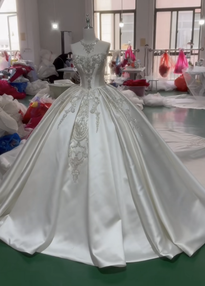 ロングトレーン　華やかな引裾　繊細な刺繍　ノースリーブ　白　ウェディングドレス　大人気　ビーズ付き編み上げサイズオーダー