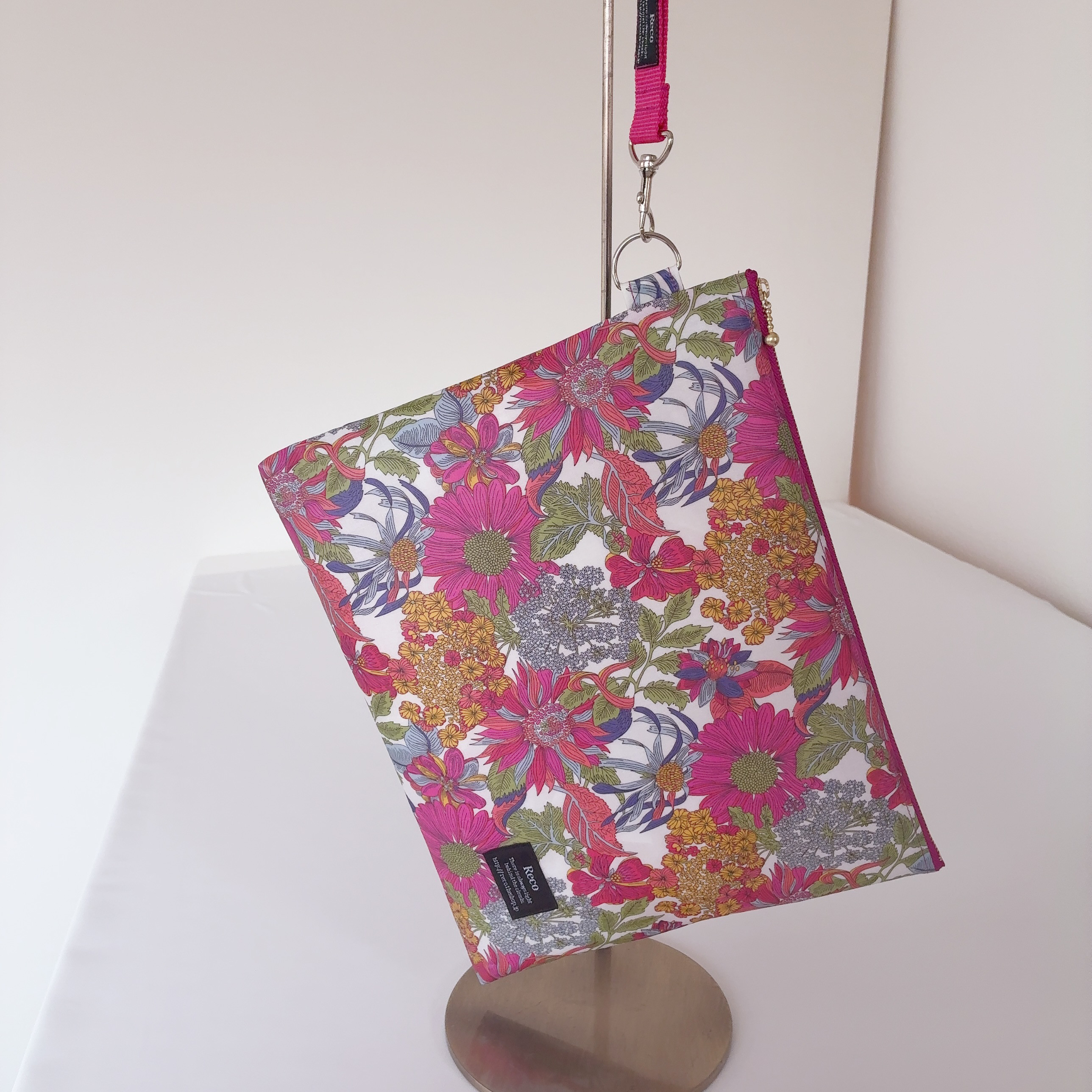 【リバティ・ラミネート】お着替えポーチ（ハンドストラップ付き）アンジェリカガーラ　マゼンタ