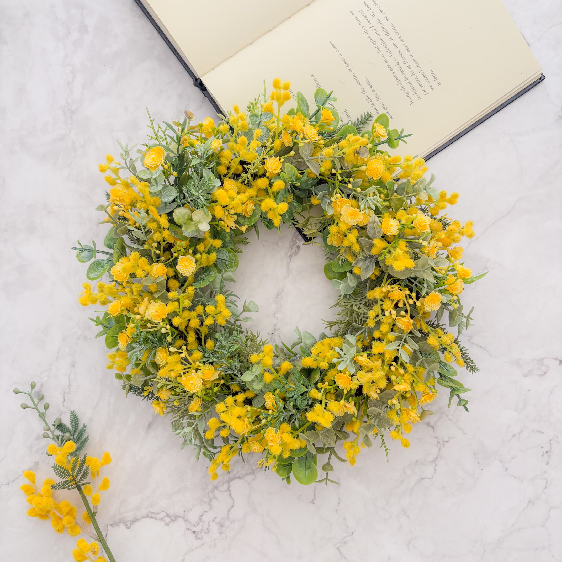 ミモザとグリーンのナチュラルリース　アーティフィシャルフラワー　造花　春　ギフト　壁掛け　光触媒加工