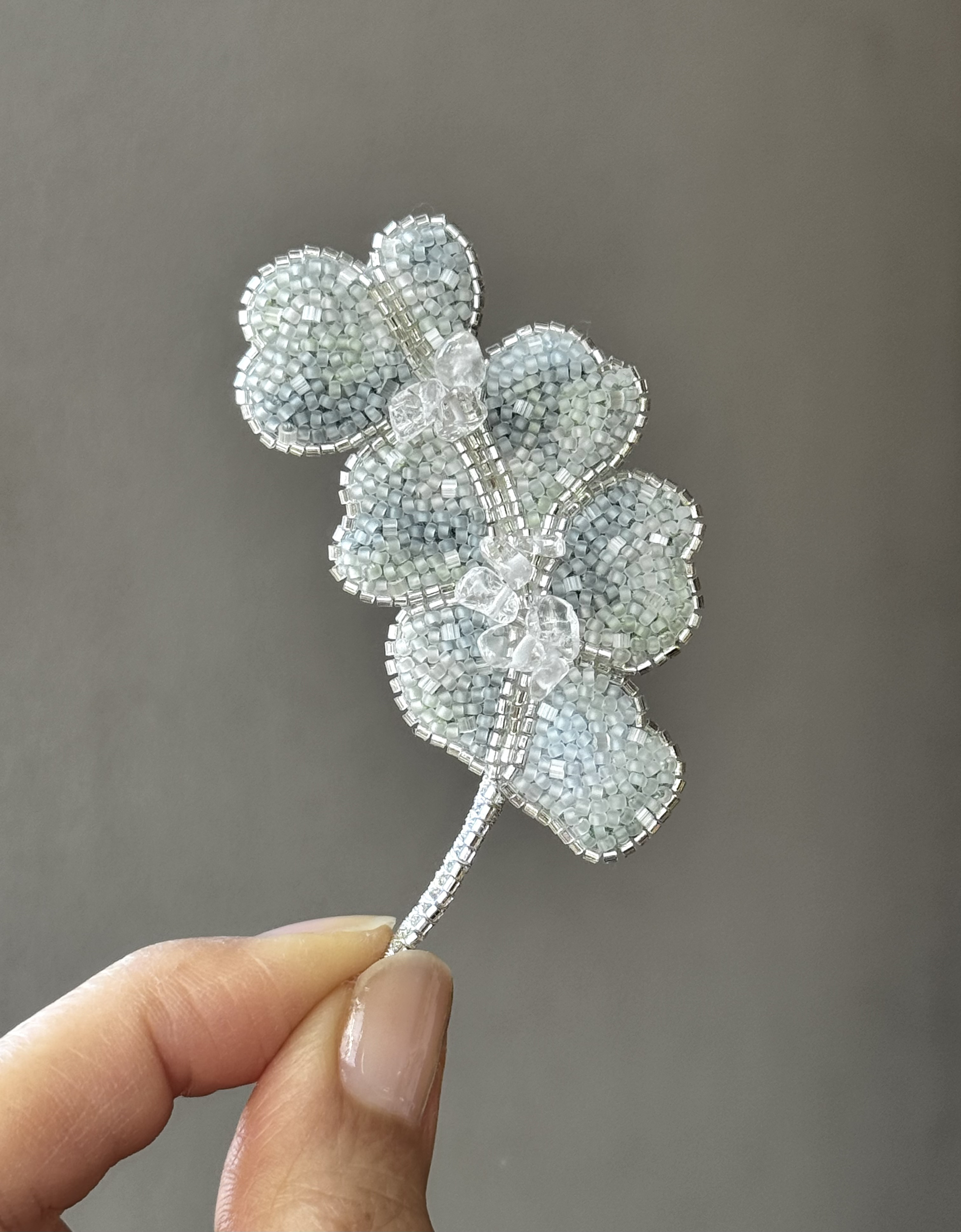 ユーカリの葉　オートクチュールビーズ刺繍ブローチ