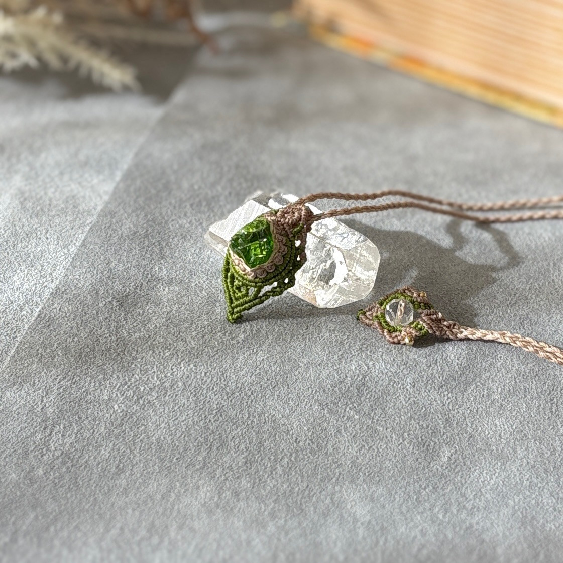 静かなグリーンのアンダラクリスタルペンダント｜一点もの