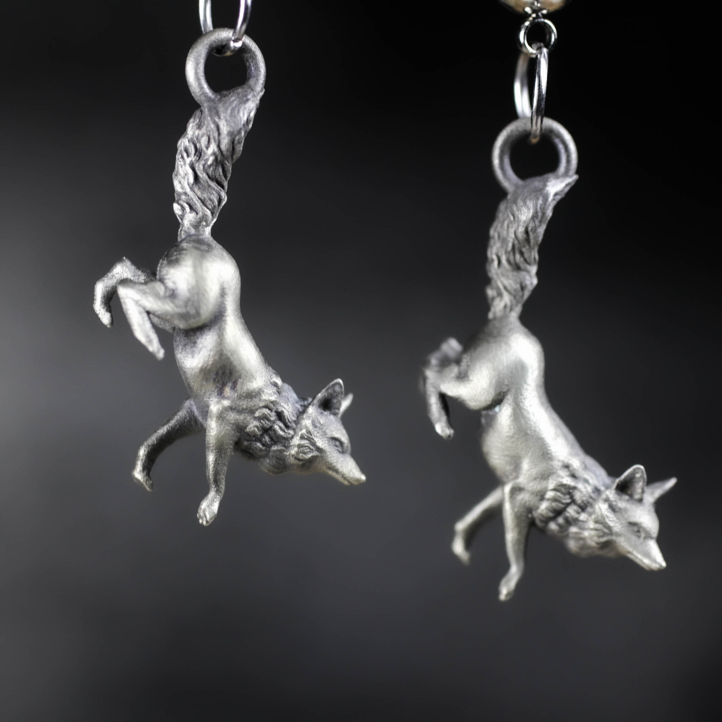 925シルバーゴシックウルフドロップイヤリング：ハンドメイドアニマルデザイン