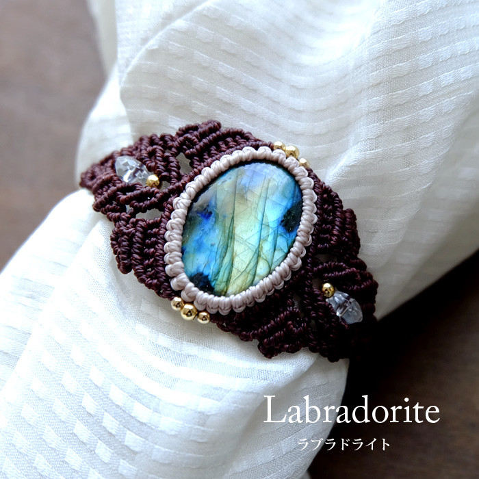 ラブラドライト（マダガスカル産）カット水晶 マクラメ編みバングル風ブレスレット　（男女兼用可天然アクセサリー）　3547