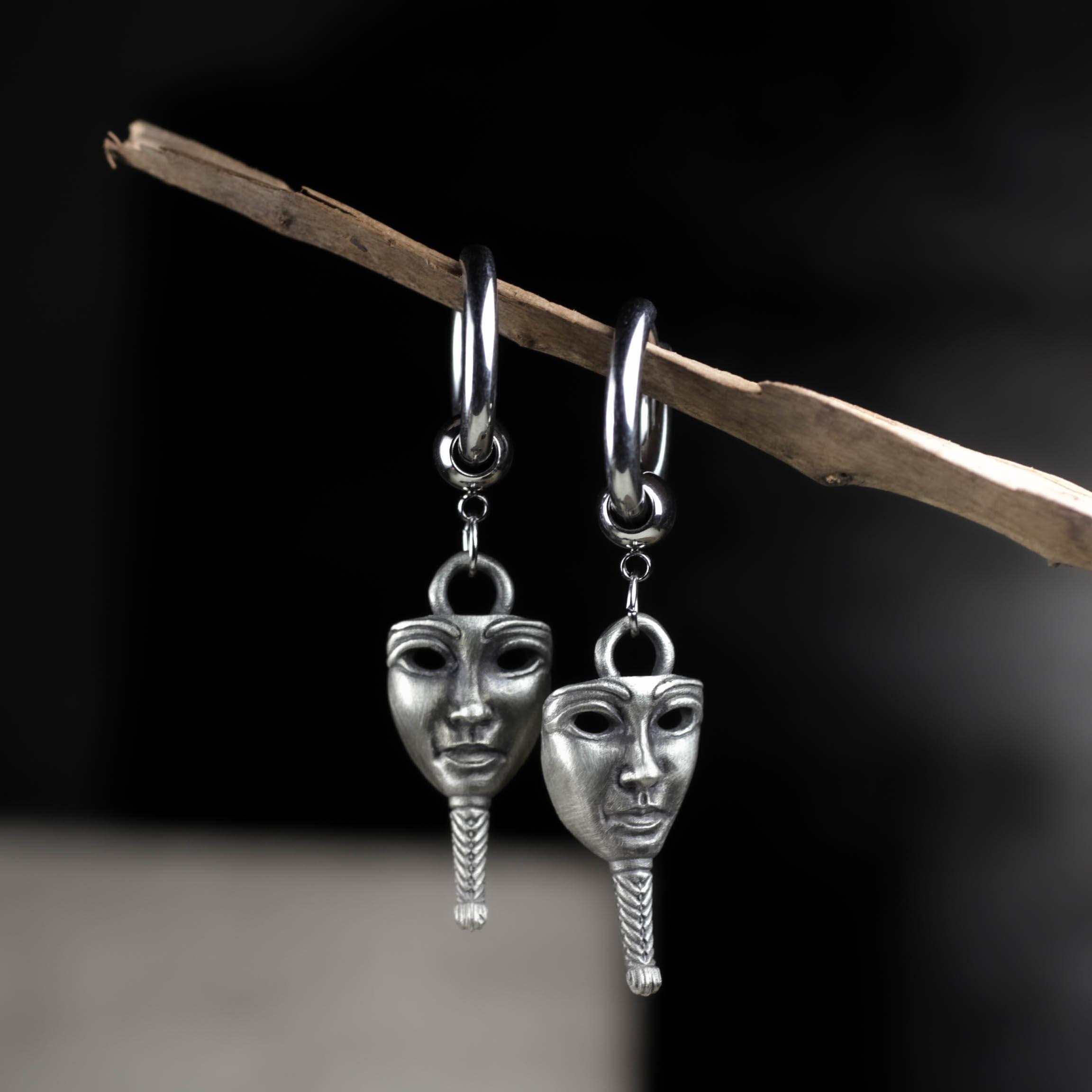 925シルバーゴシックフェイスイヤリング：トライバルアーティザンデザイン