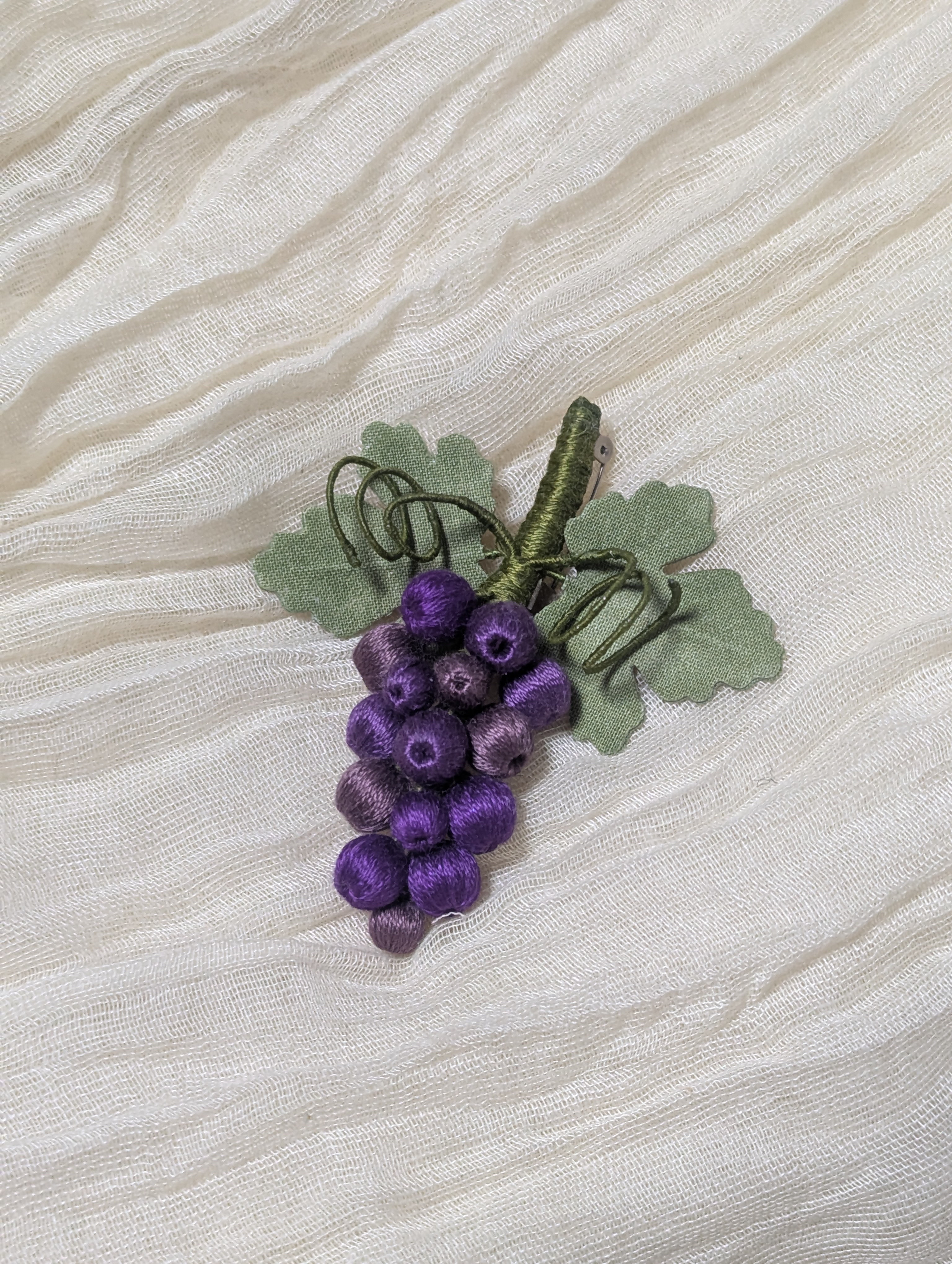 【手仕事】実りの秋を胸元に。一粒一粒が輝く「ぶどう」の立体ブローチ