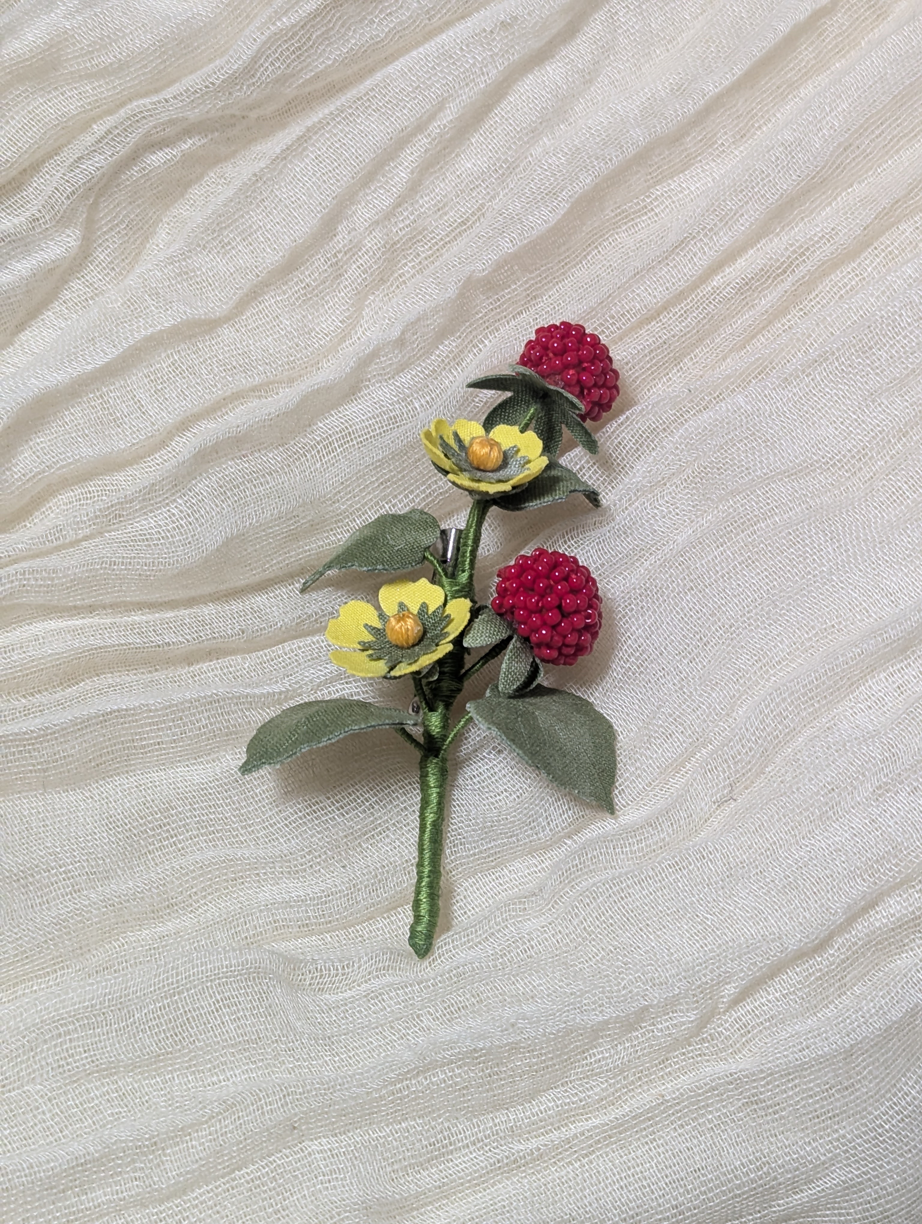 【手仕事】野原の小さなお宝「ヘビイチゴ」のブローチ｜赤い実と黄色い花