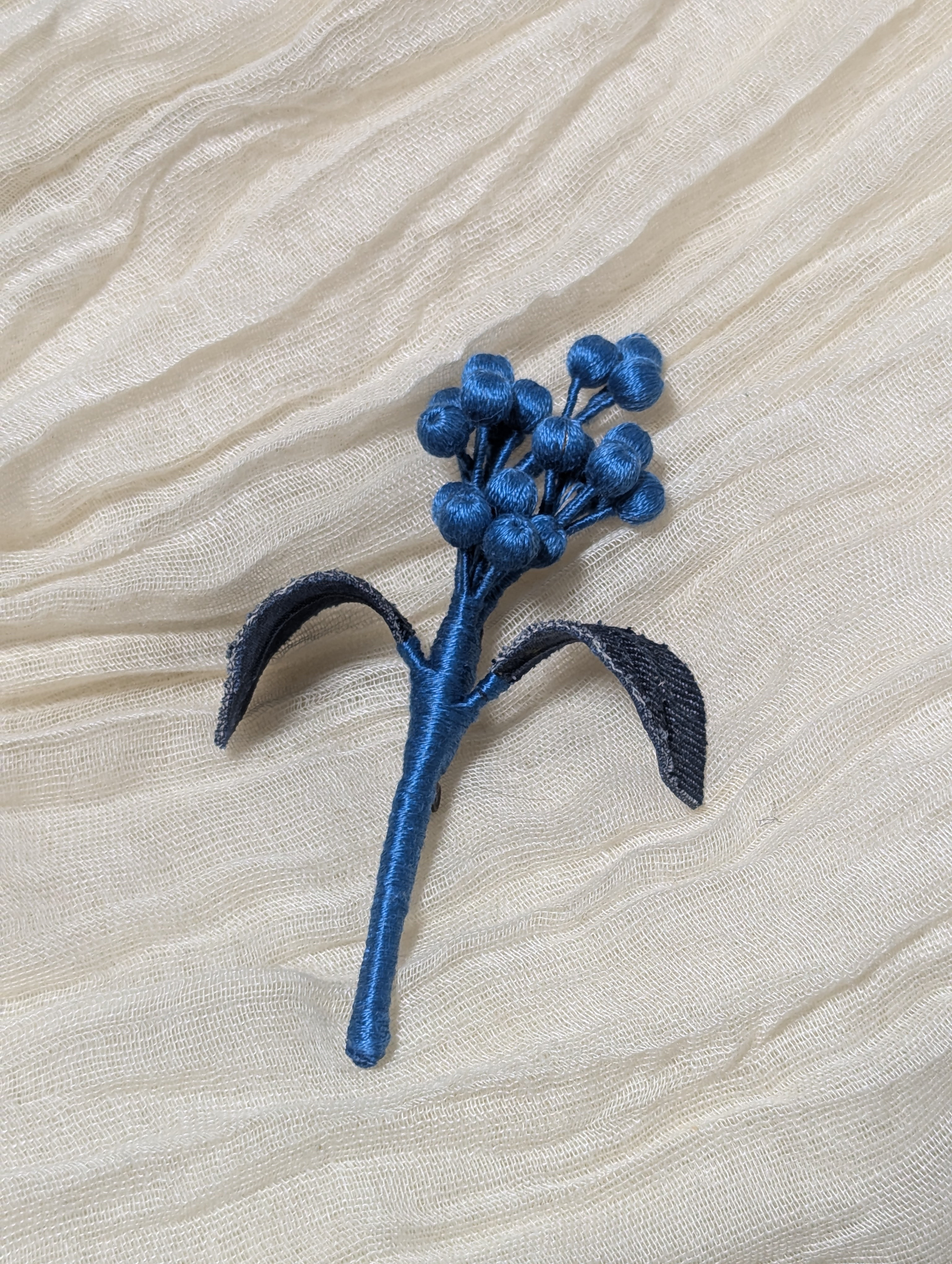 【デニムの手仕事】難を転じて福となす。南天のブローチ｜日常に馴染むお守り