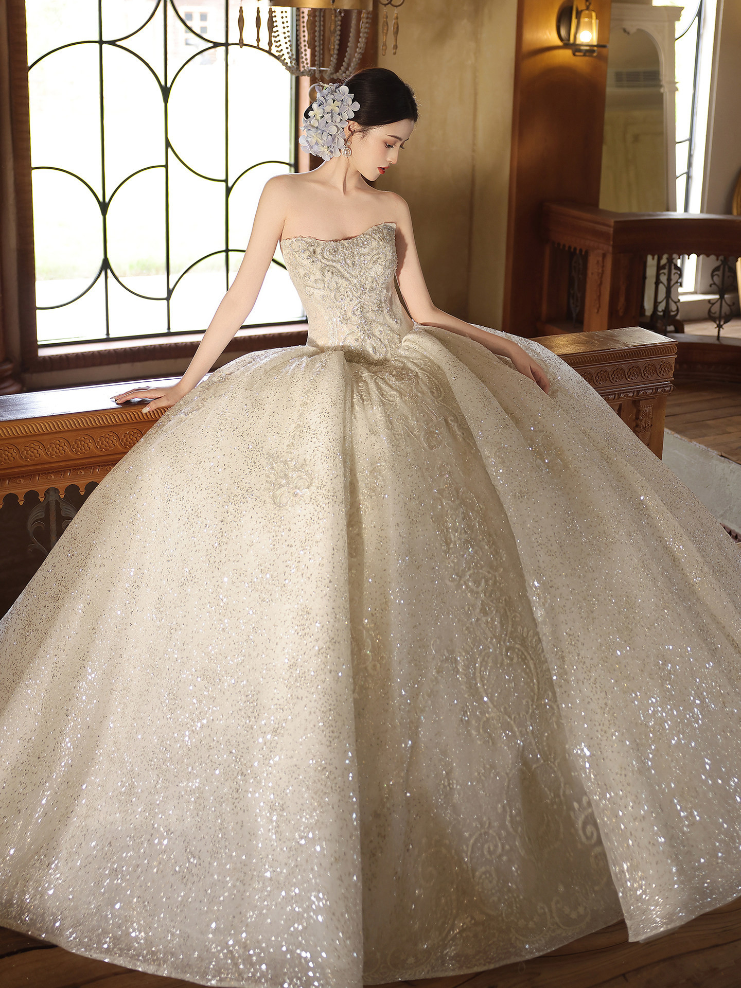 豪華 白 ふわふわ きらきら ウェディングドレス 裾引き 綺麗 結婚式 花嫁 パーティー 前撮り 披露宴 A7289