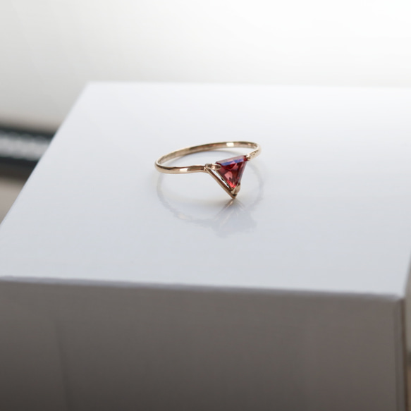 （獨一無二的10K黃金）三角形石榴石戒指（6毫米，12號） 第3張的照片