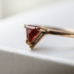 （獨一無二的10K黃金）三角形石榴石戒指（6毫米，12號） 第4張的照片