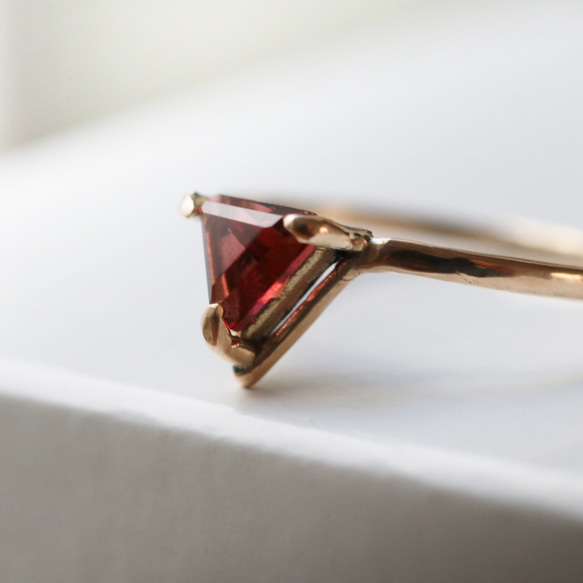 （獨一無二的10K黃金）三角形石榴石戒指（6毫米，12號） 第4張的照片