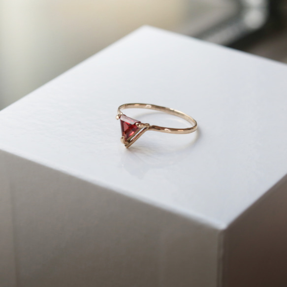 （獨一無二的10K黃金）三角形石榴石戒指（6毫米，12號） 第7張的照片