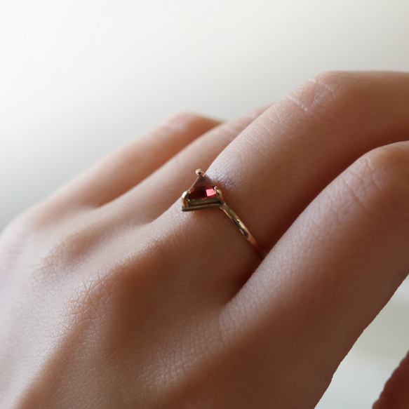 （獨一無二的10K黃金）三角形石榴石戒指（6毫米，12號） 第5張的照片