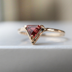 （獨一無二的10K黃金）三角形石榴石戒指（6毫米，12號） 第1張的照片