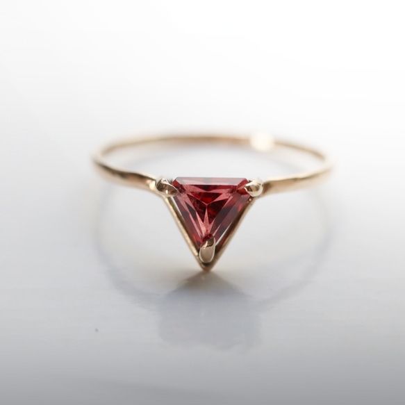 （獨一無二的10K黃金）三角形石榴石戒指（6毫米，12號） 第2張的照片