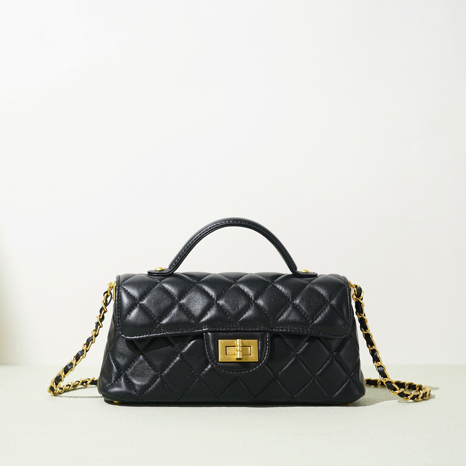 上品なステッチが映える｜ラムレザー チェーンミニショルダーバッグ