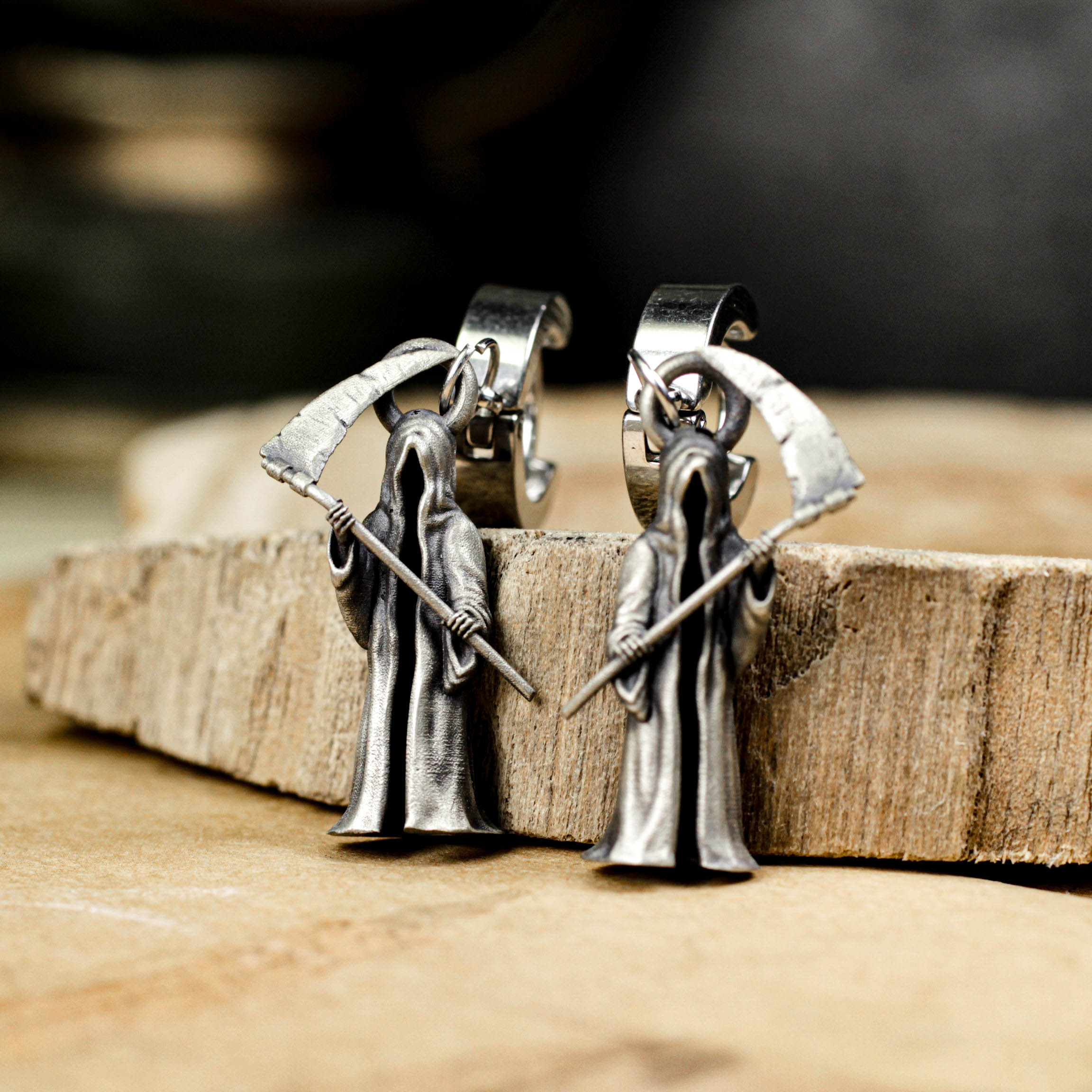 死神のダングルイヤリング：スターリングシルバーのゴシックサイスチャーム