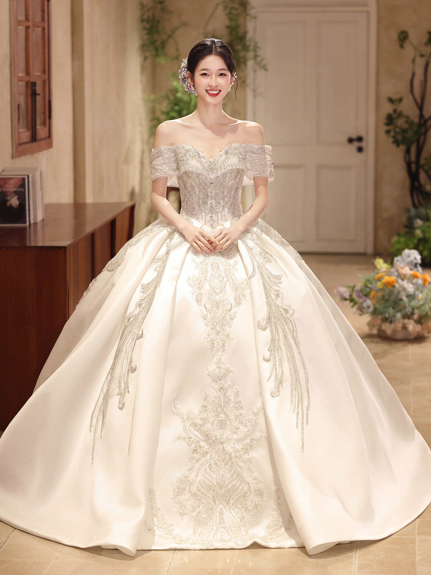 豪華 白 サテン スパンコール オフショルダー ウェディングドレス 綺麗 結婚式 花嫁 前撮り 披露宴 A7296