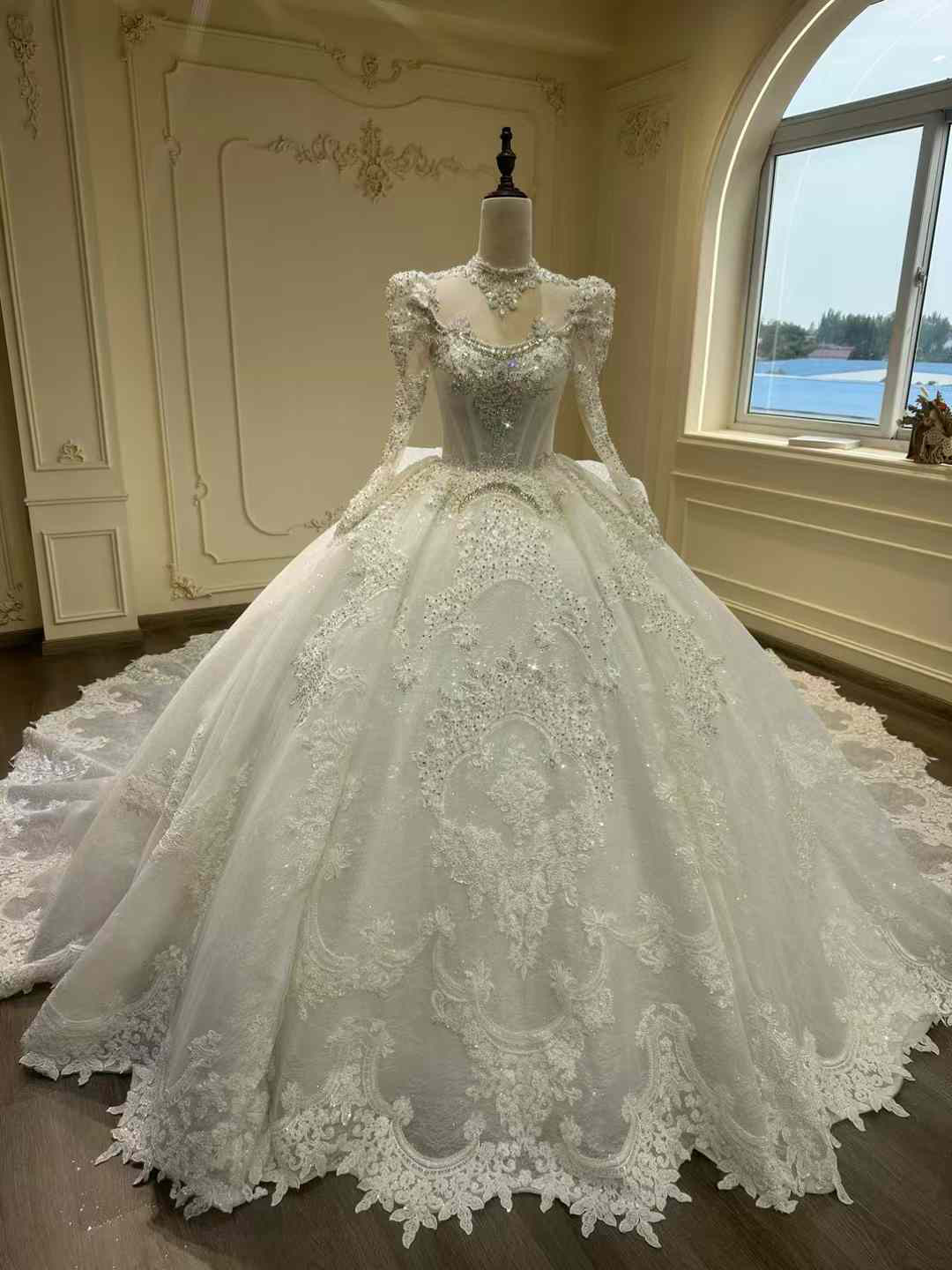 見逃さない！裾に繊細な花レース　スクエアネック　お姫様　豪華なトレーン　春婚・秋婚・冬婚にピッタリ　オーダー美しいドレス