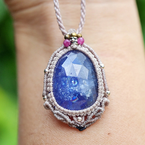 33ct.バイオタンザナイト☆ 虹の煌めき☆高品質 マクラメネックレス