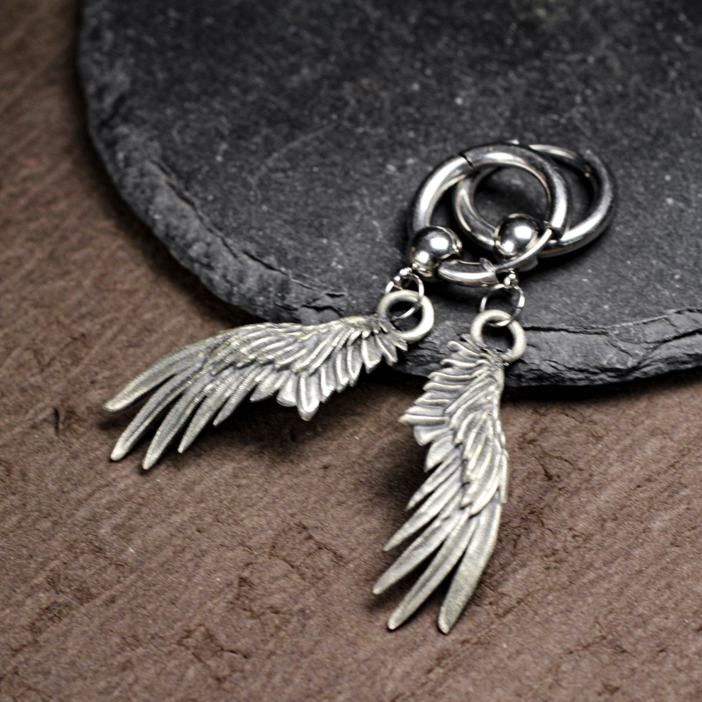 エンジェルウィングダングルイヤリング：925シルバーダークファンタジーフェザーフープ