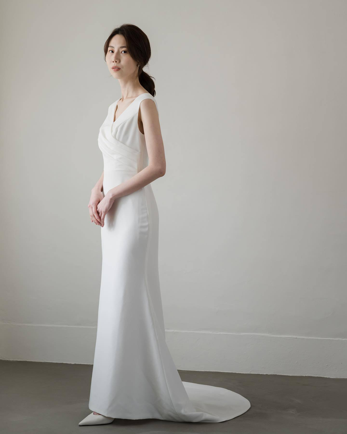 高級感 白 サテン Vネック 裾引き パーティードレス シンプル 韓国風 花嫁 披露宴 前撮り HL1175
