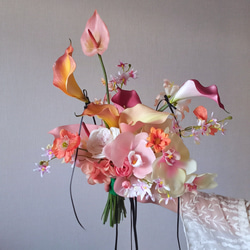 アンティークピンクのガーベラとモーブピンクのチューリップ