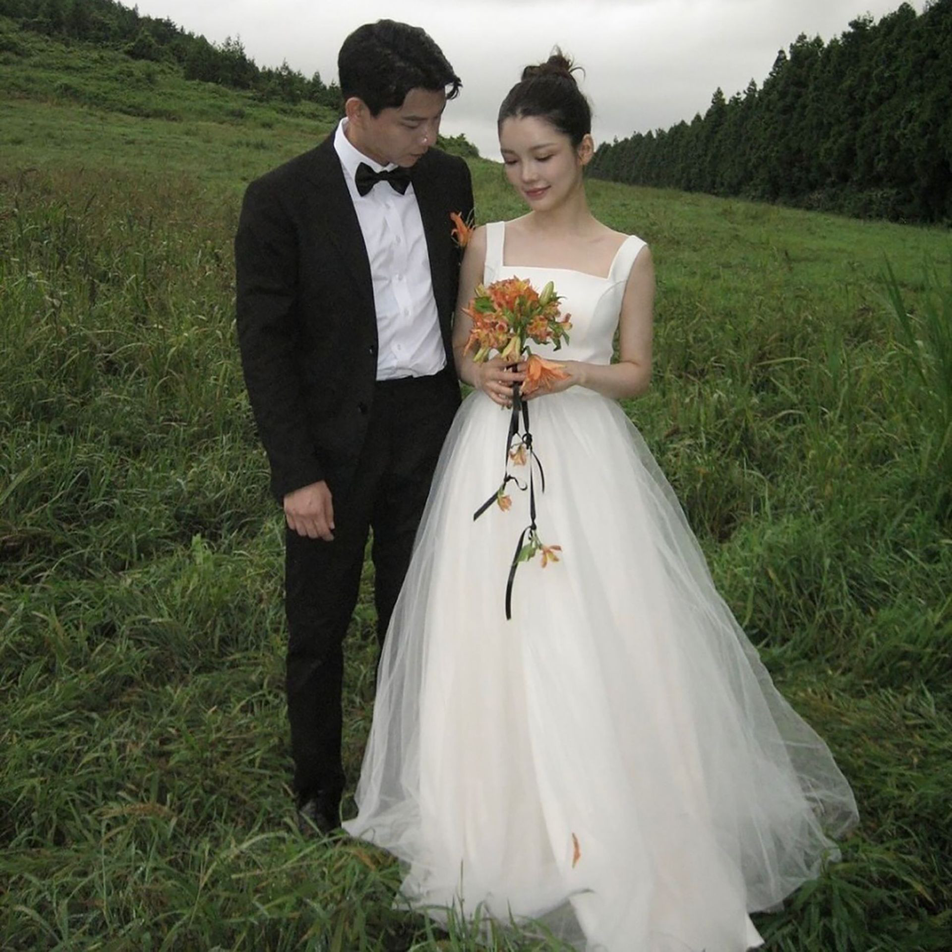 高級感 黒 白 チュール ウェディングドレス シンプル 韓国風 結婚式 花嫁 披露宴 前撮り HL1177