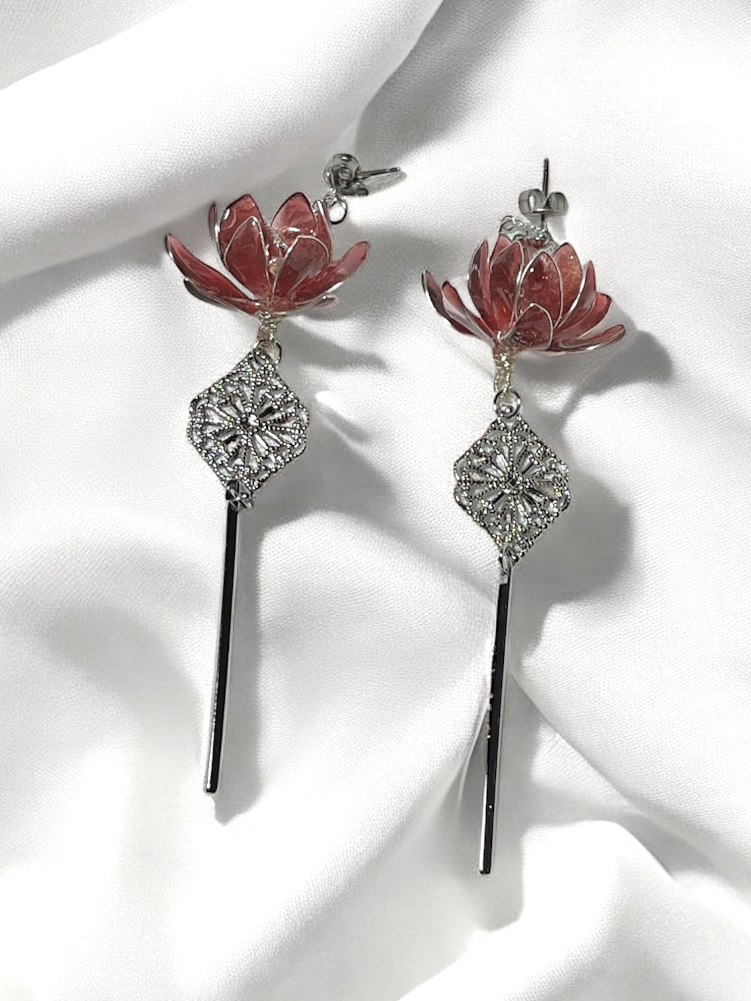 蓮のデザイン耳飾り