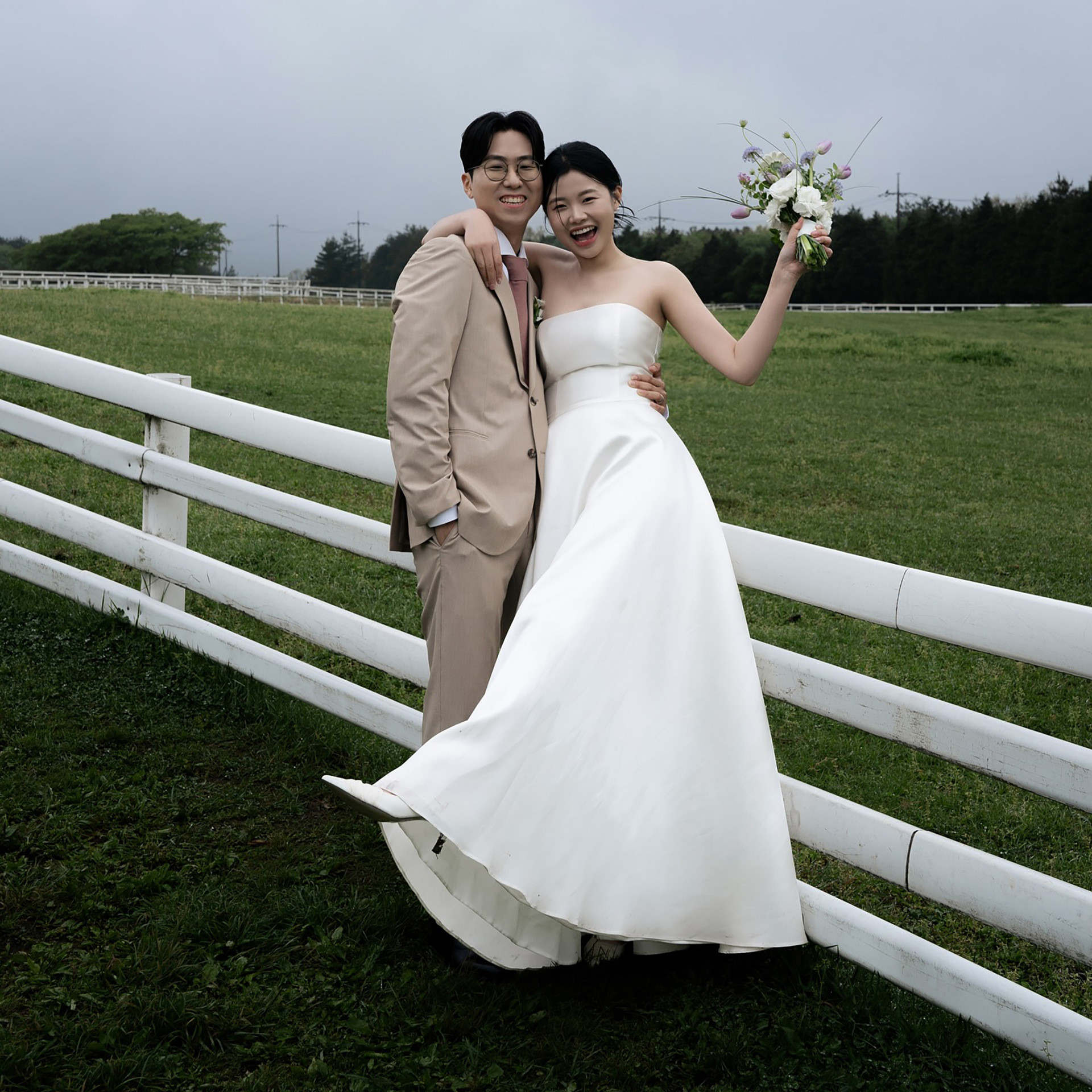 高級感 白 サテン オフショルダー ウェディングドレス シンプル 韓国風 花嫁 パーティー 披露宴 前撮り HL1187