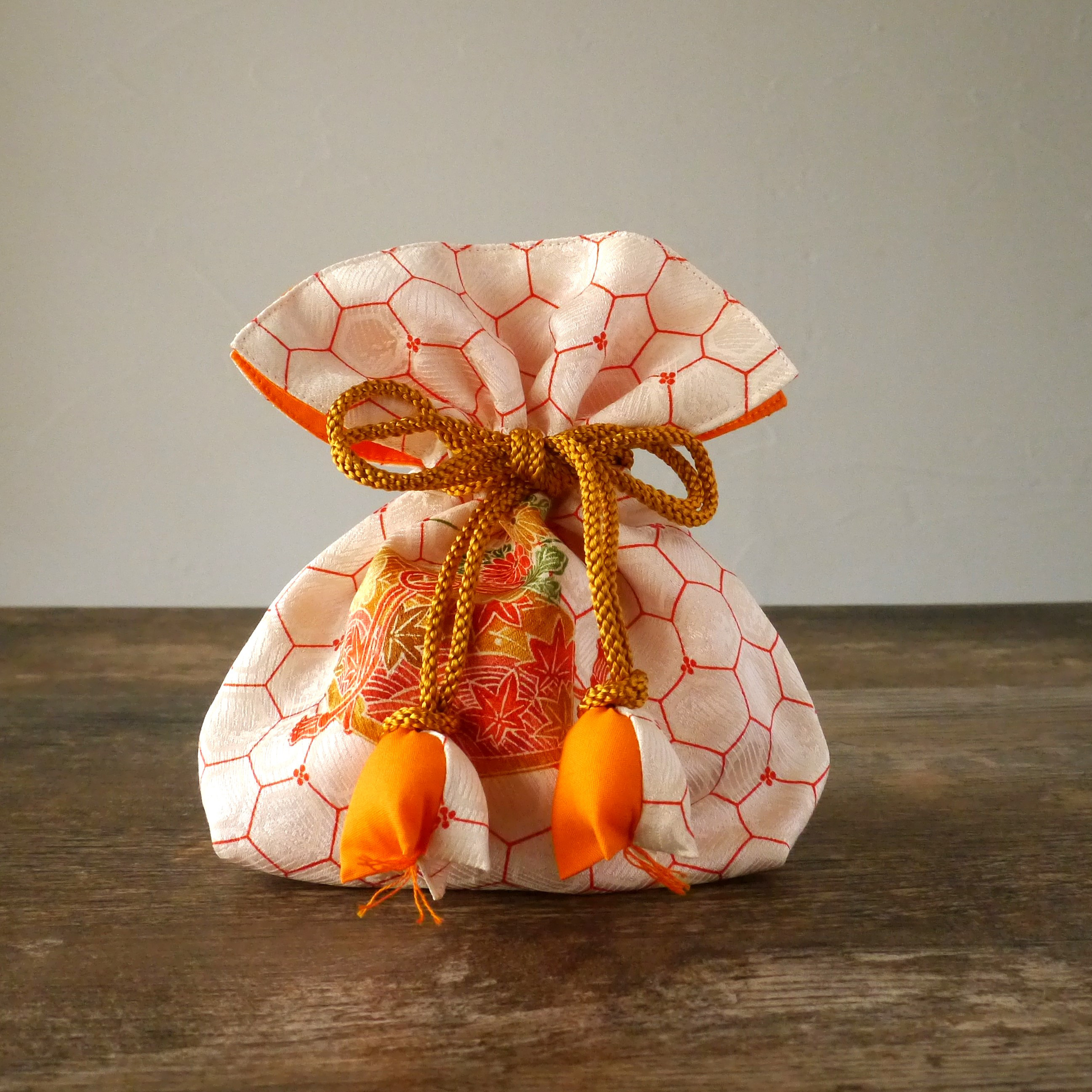 着物　絹　巾着袋　紅葉文　亀甲文　幸せを幸せを呼ぶFUGURO　プレミアム　シルク 4,675円