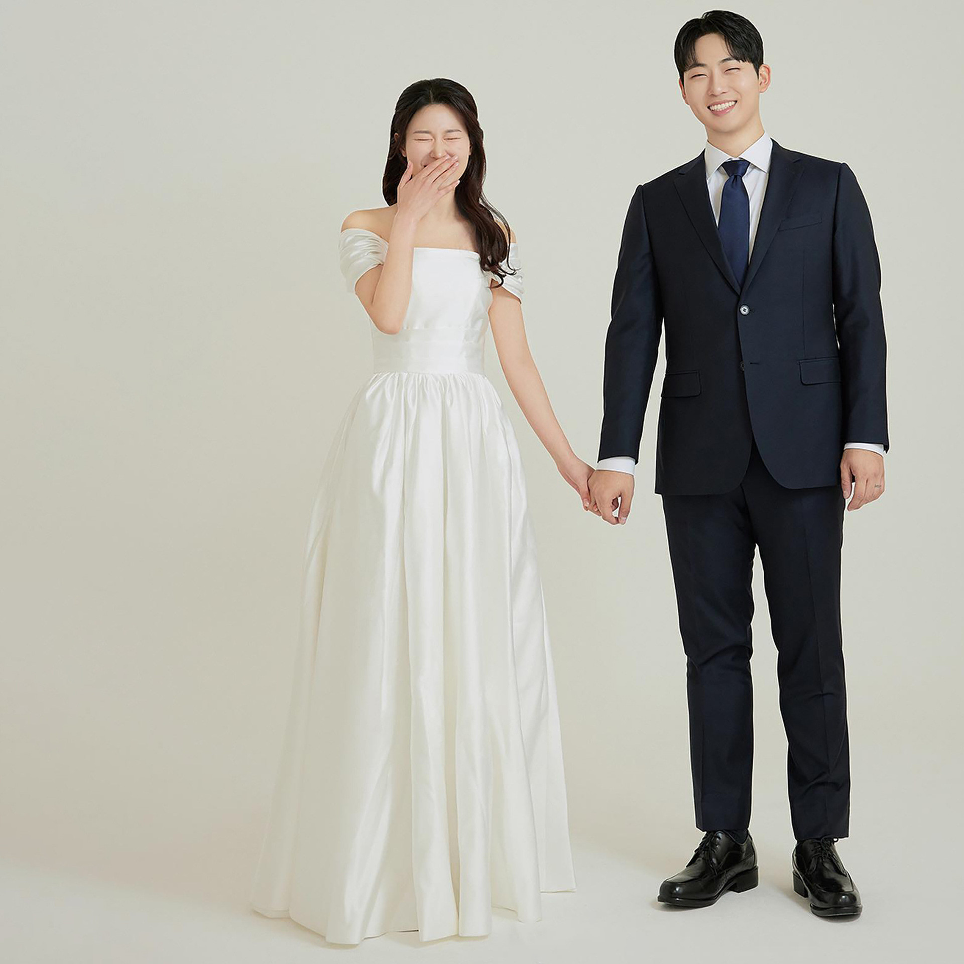 高級感 白 サテン オフショルダー ウェディングドレス シンプル 韓国風 花嫁 パーティー 披露宴 前撮り HL1193